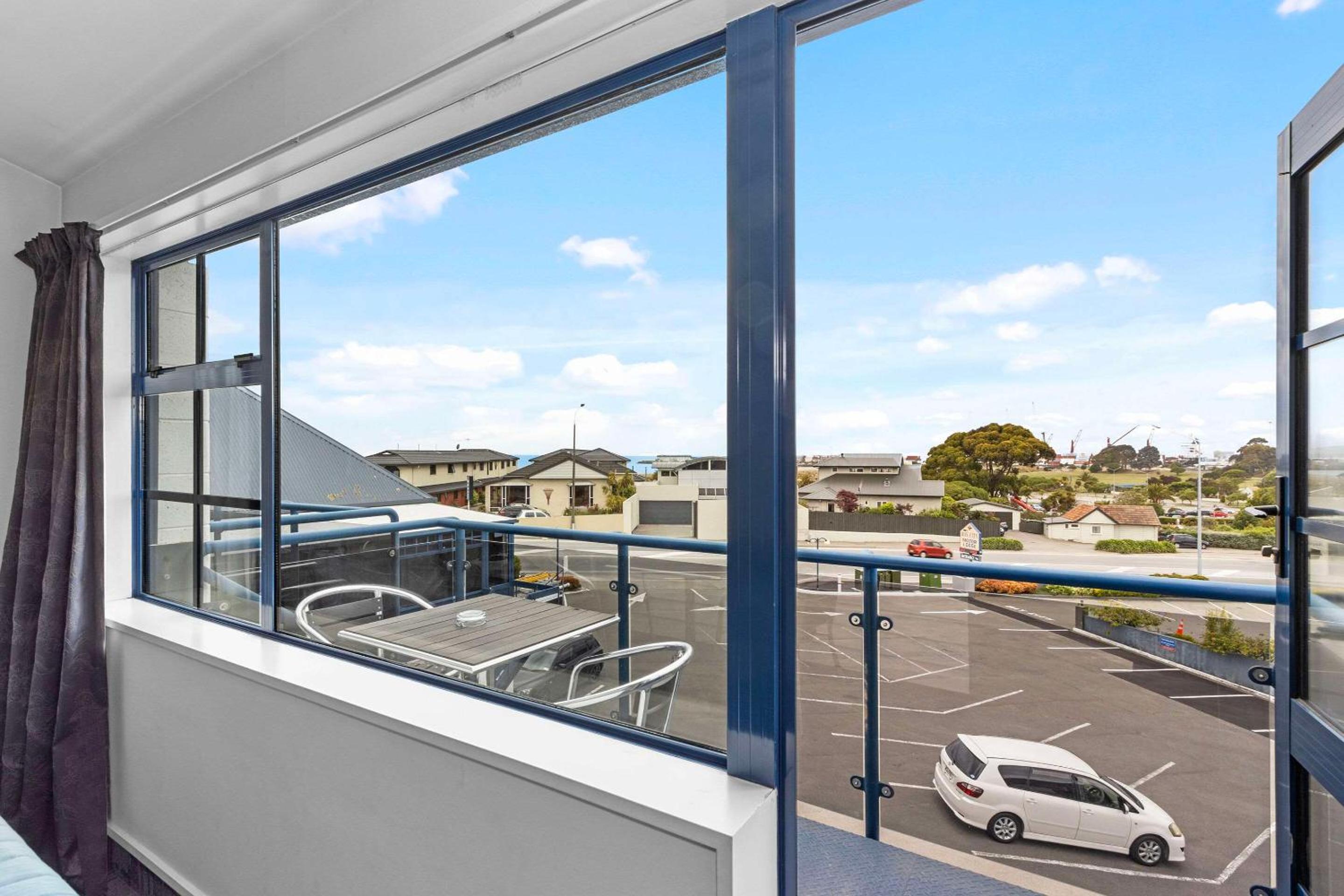 Executive Studio with Balcony - Photo 2