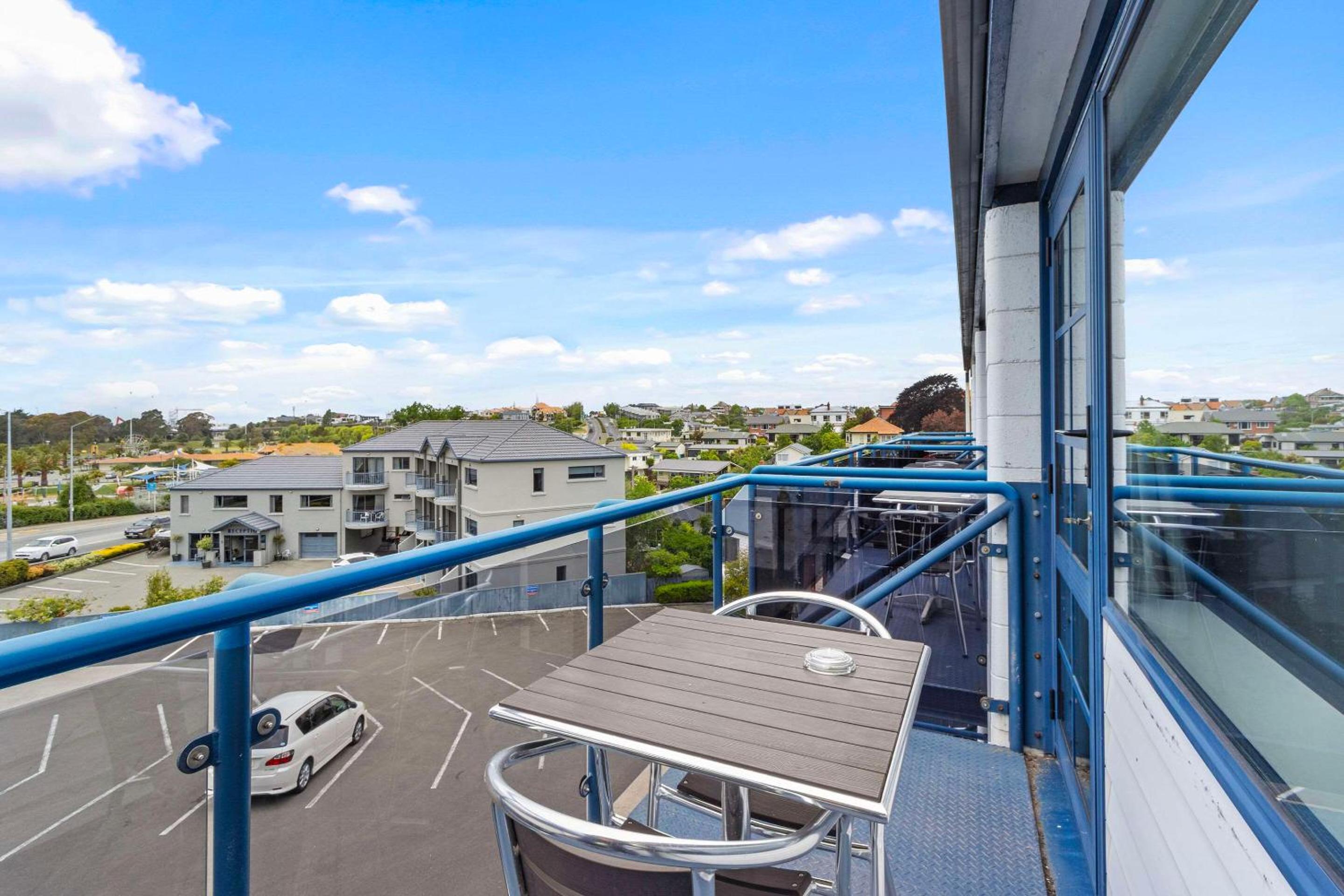 Executive Studio with Balcony - Photo 3