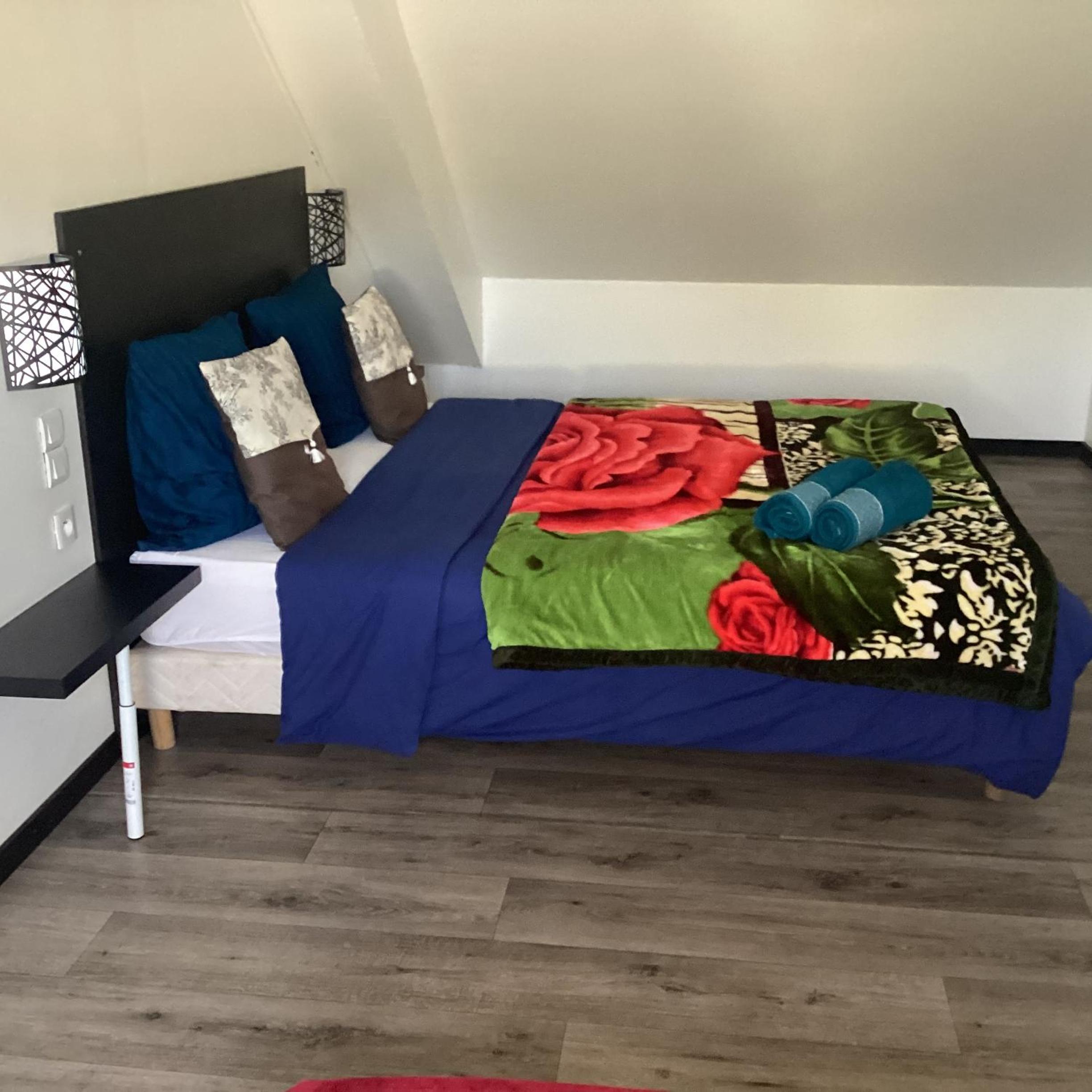 Executive Queen Room with Two Queen Beds - Photo 9