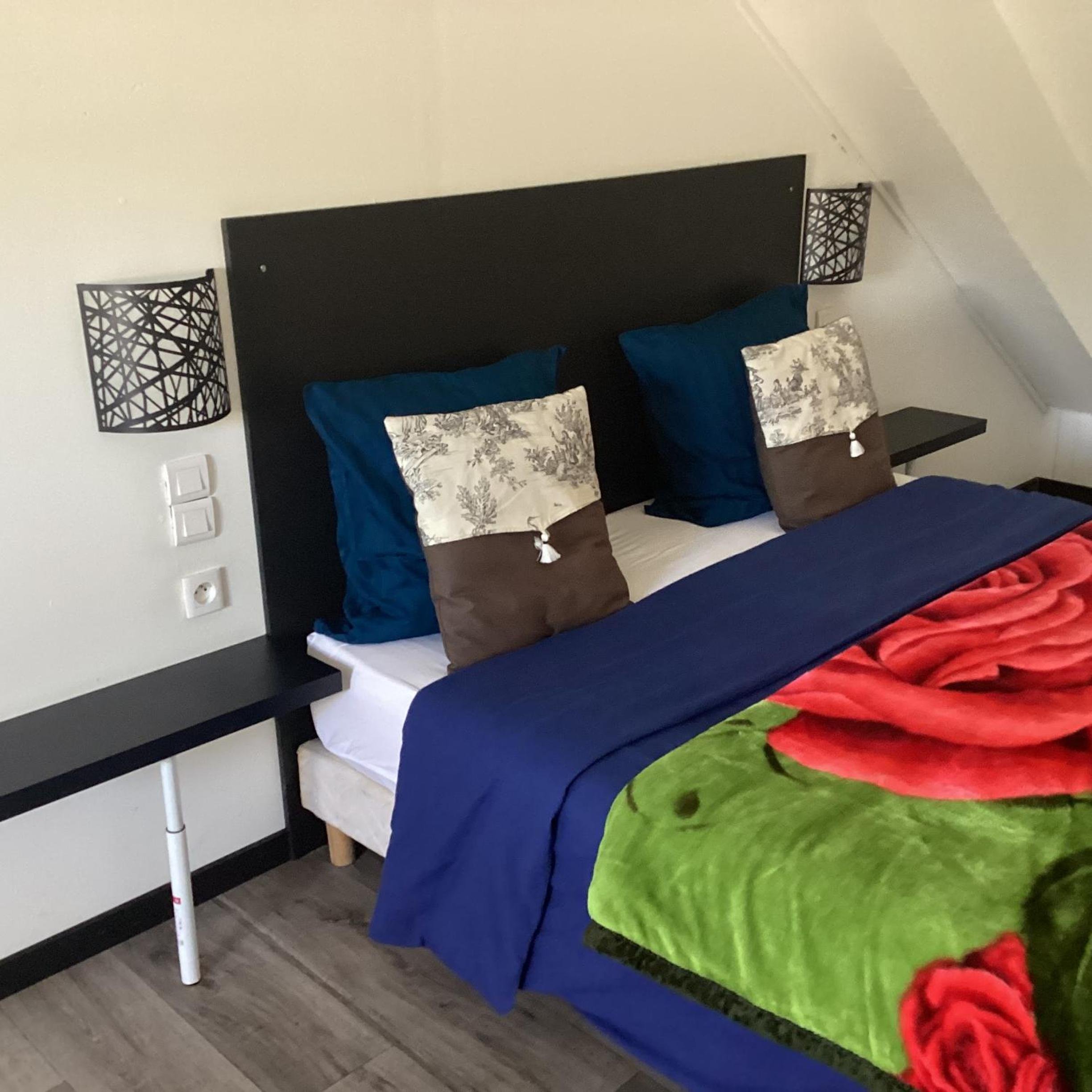 Executive Queen Room with Two Queen Beds - Photo 8