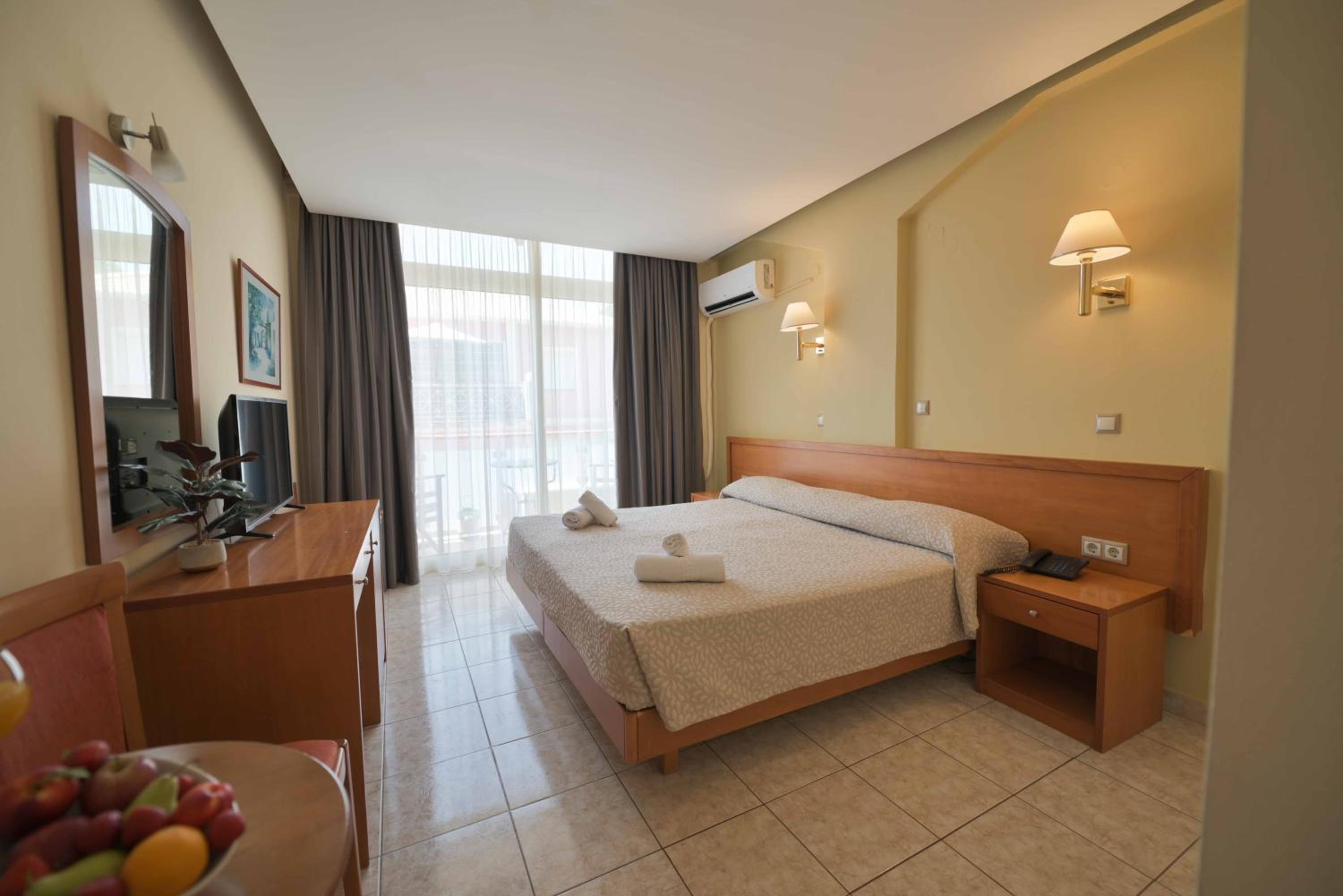 Standard Double or Twin Room - Photo 10