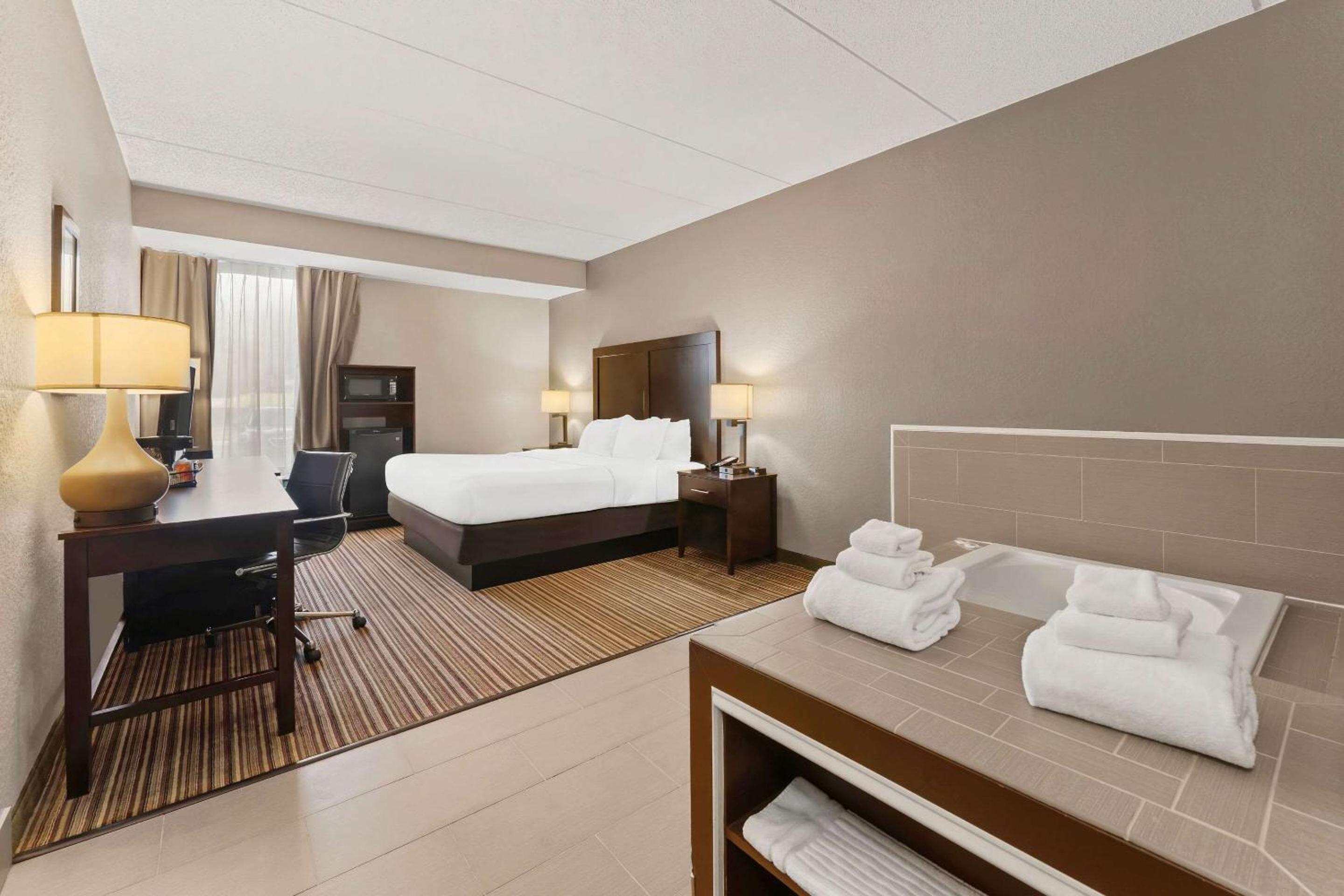 King Room with Whirlpool - Non-Smoking - Photo 1