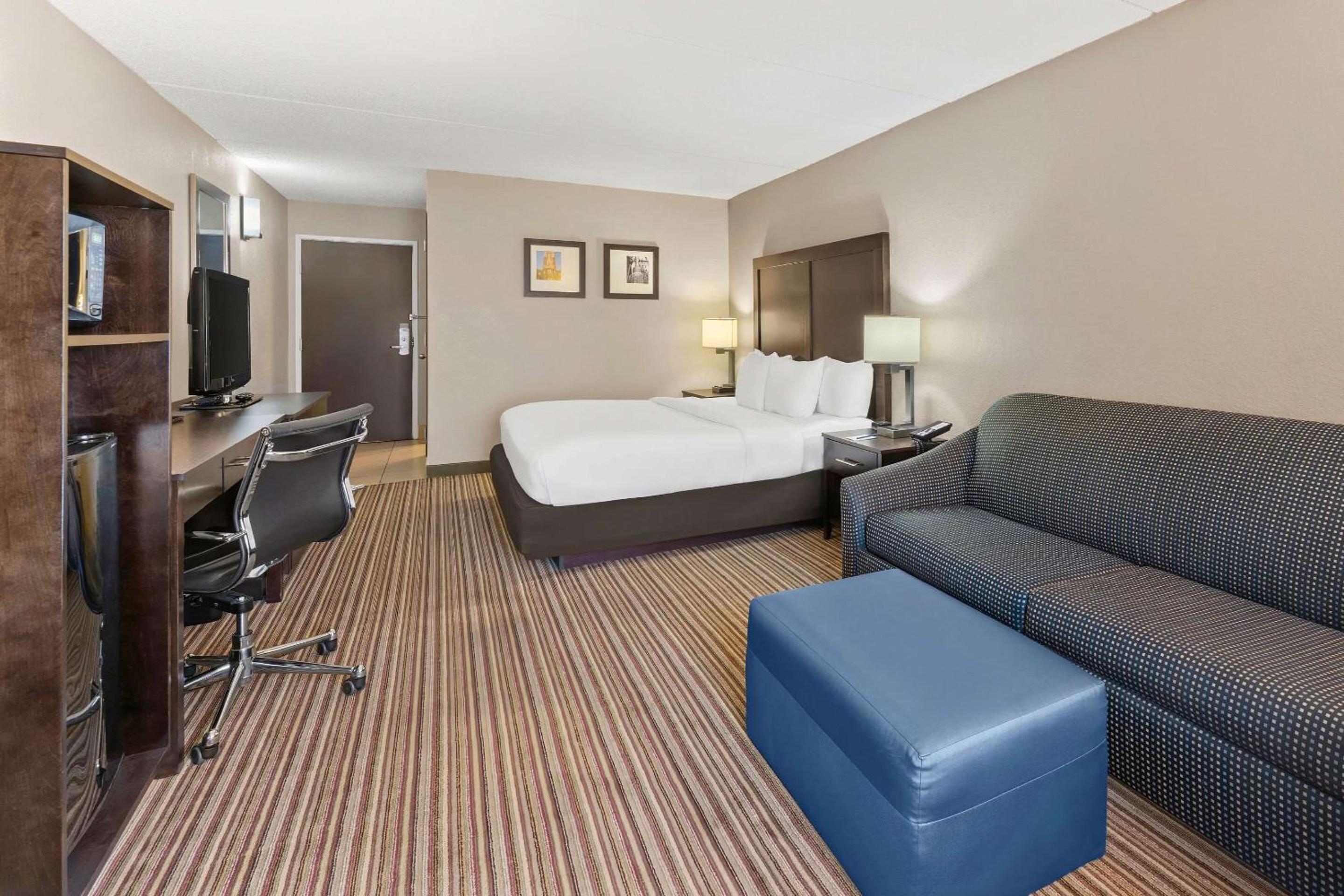 King Room with Sofa Bed - Non-Smoking - Photo 3