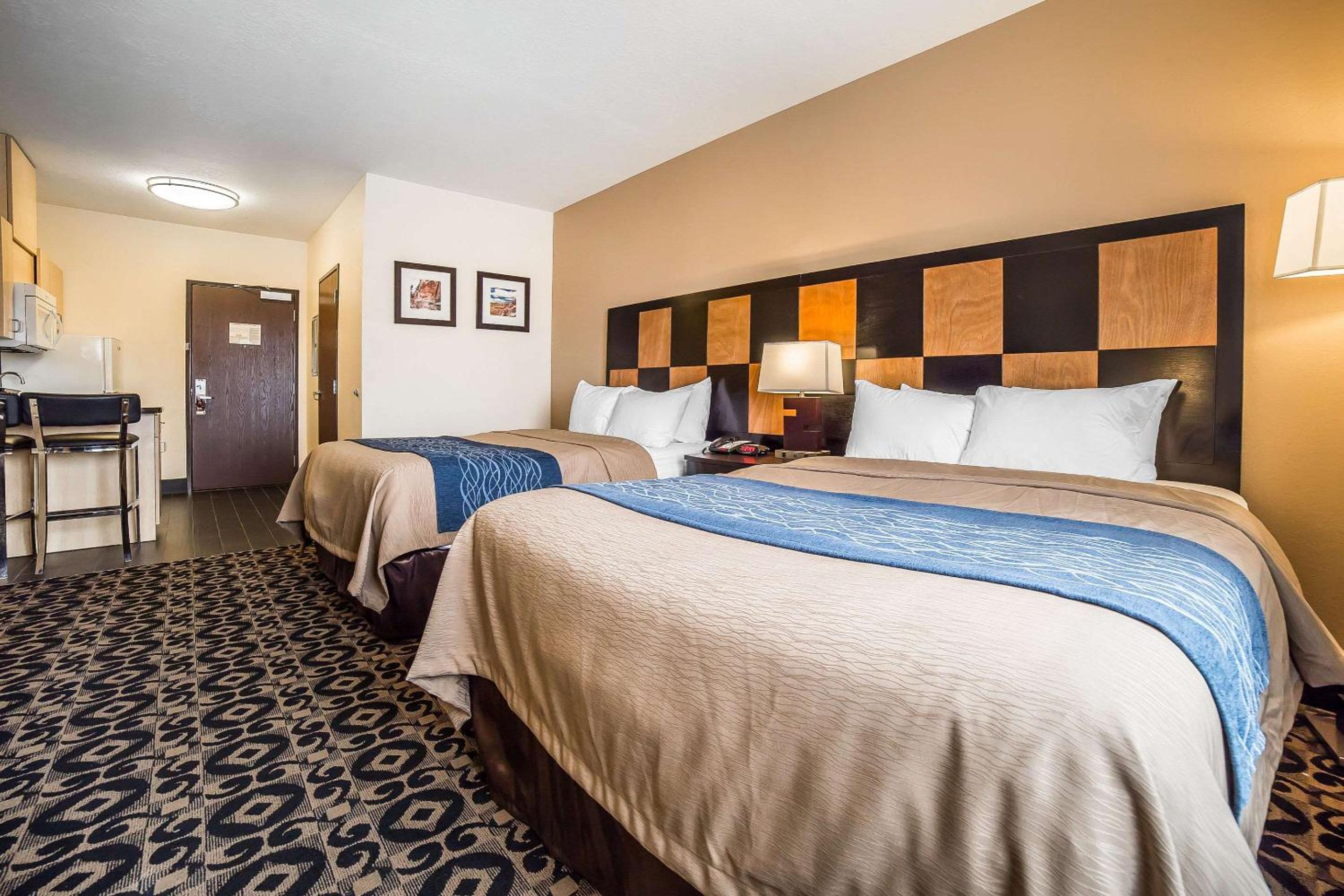 Queen Room with Two Queen Beds - Non-Smoking photo 1