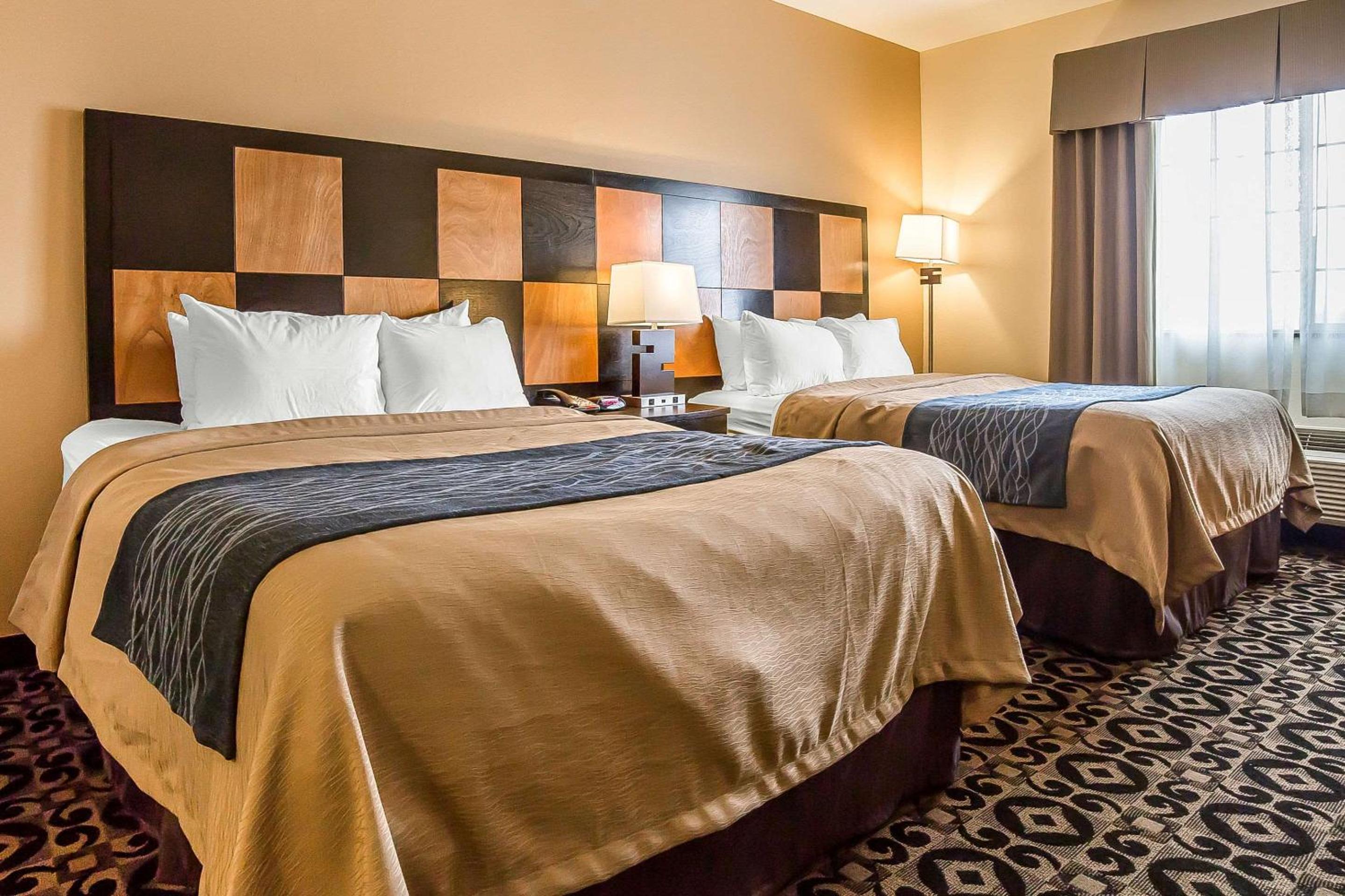 Queen Room with Two Queen Beds - Non-Smoking photo 2