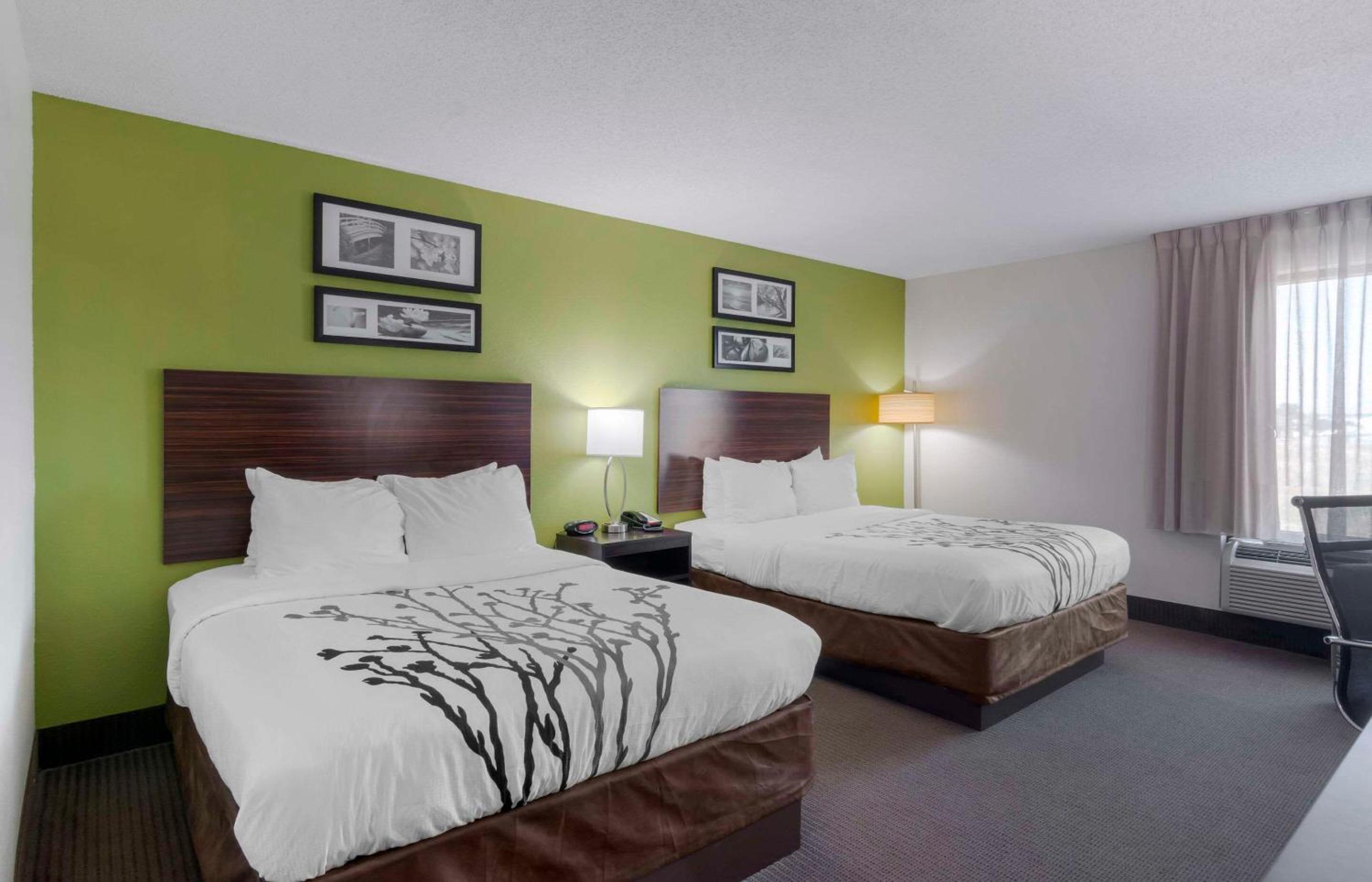 Queen Room with Two Queen Beds - Disability Access - Photo 3