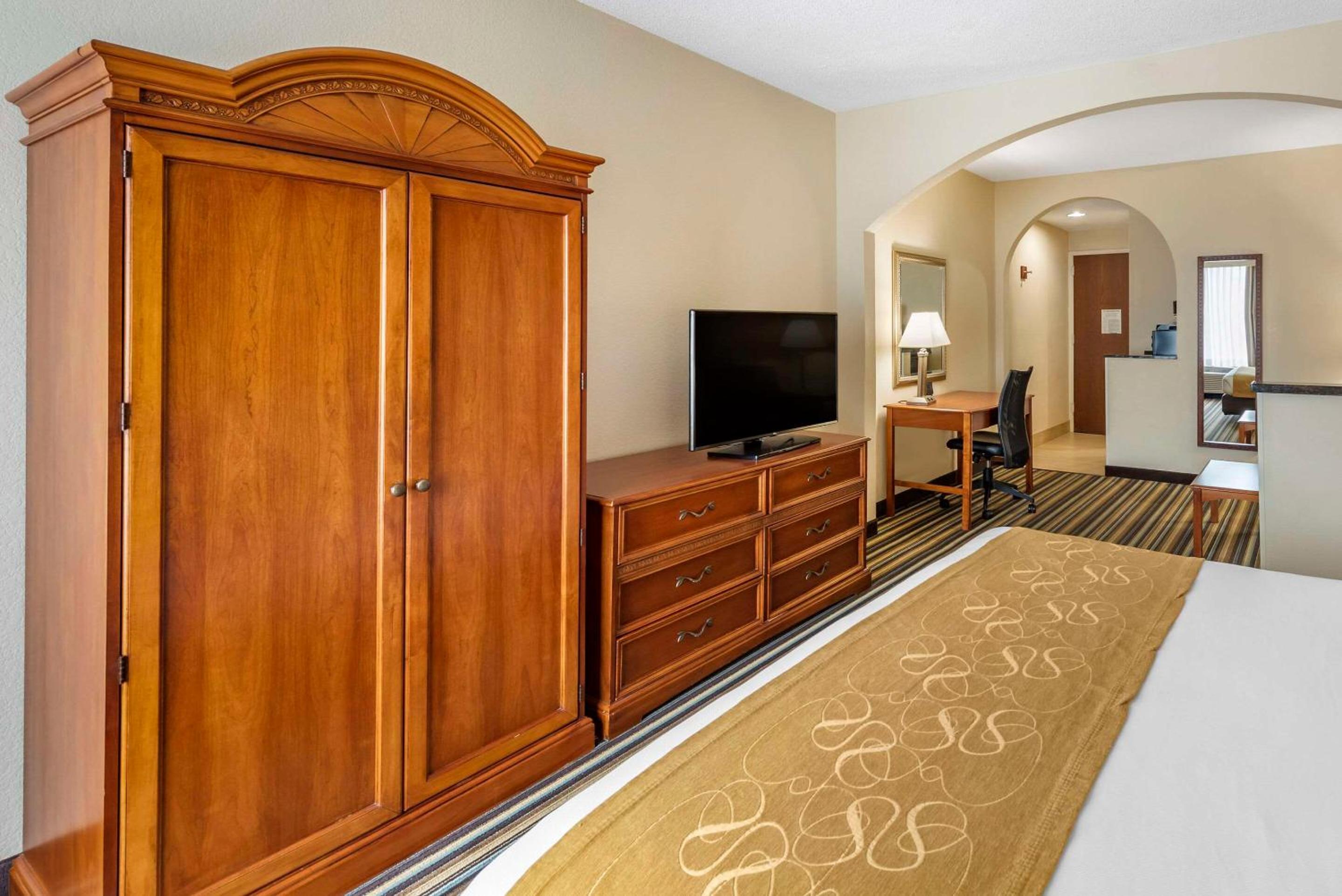 King Suite - Non-Smoking - Photo 2