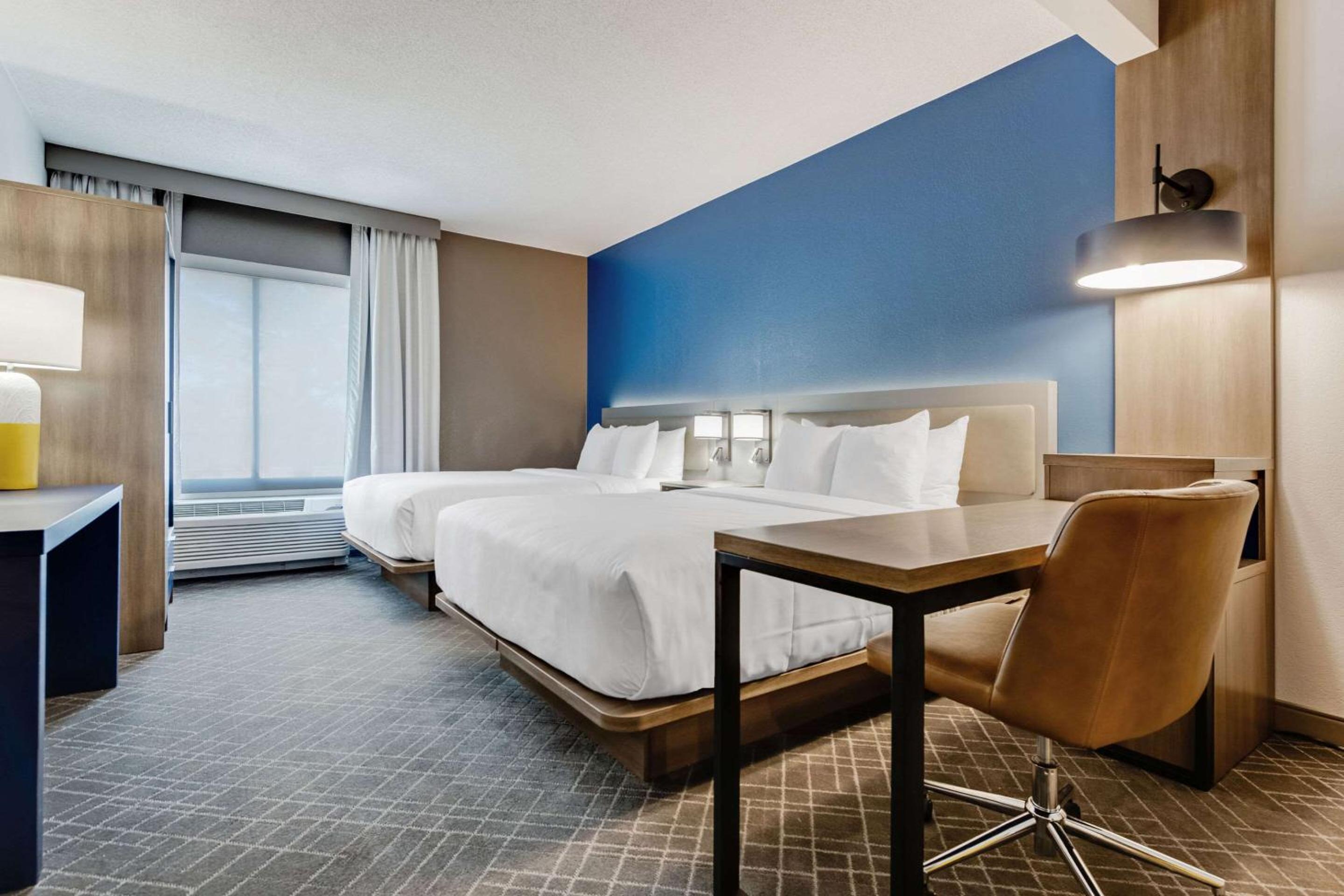 Double Suite with Two Double Beds - Non-Smoking - Photo 2