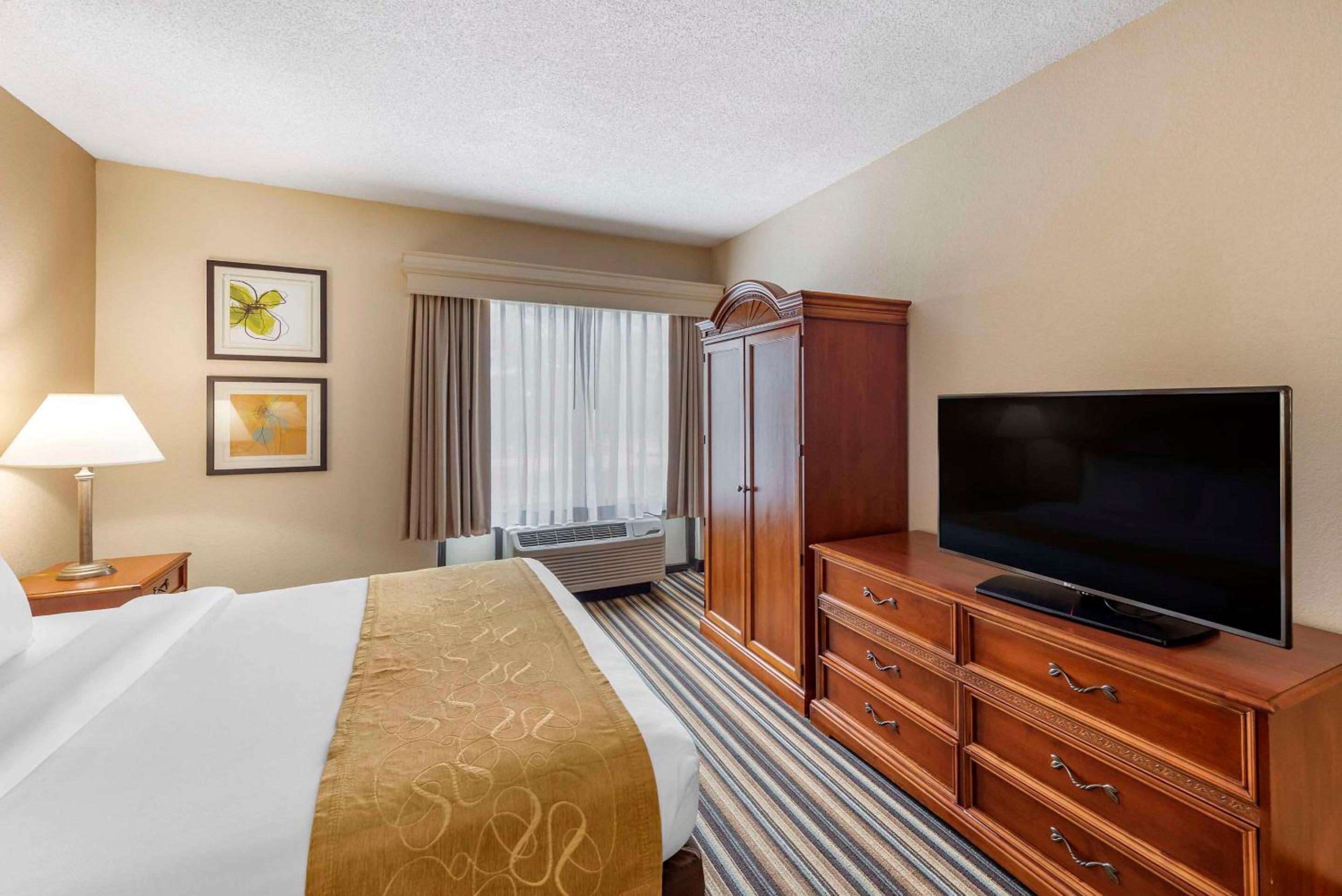 King Suite - Non-Smoking - Photo 3