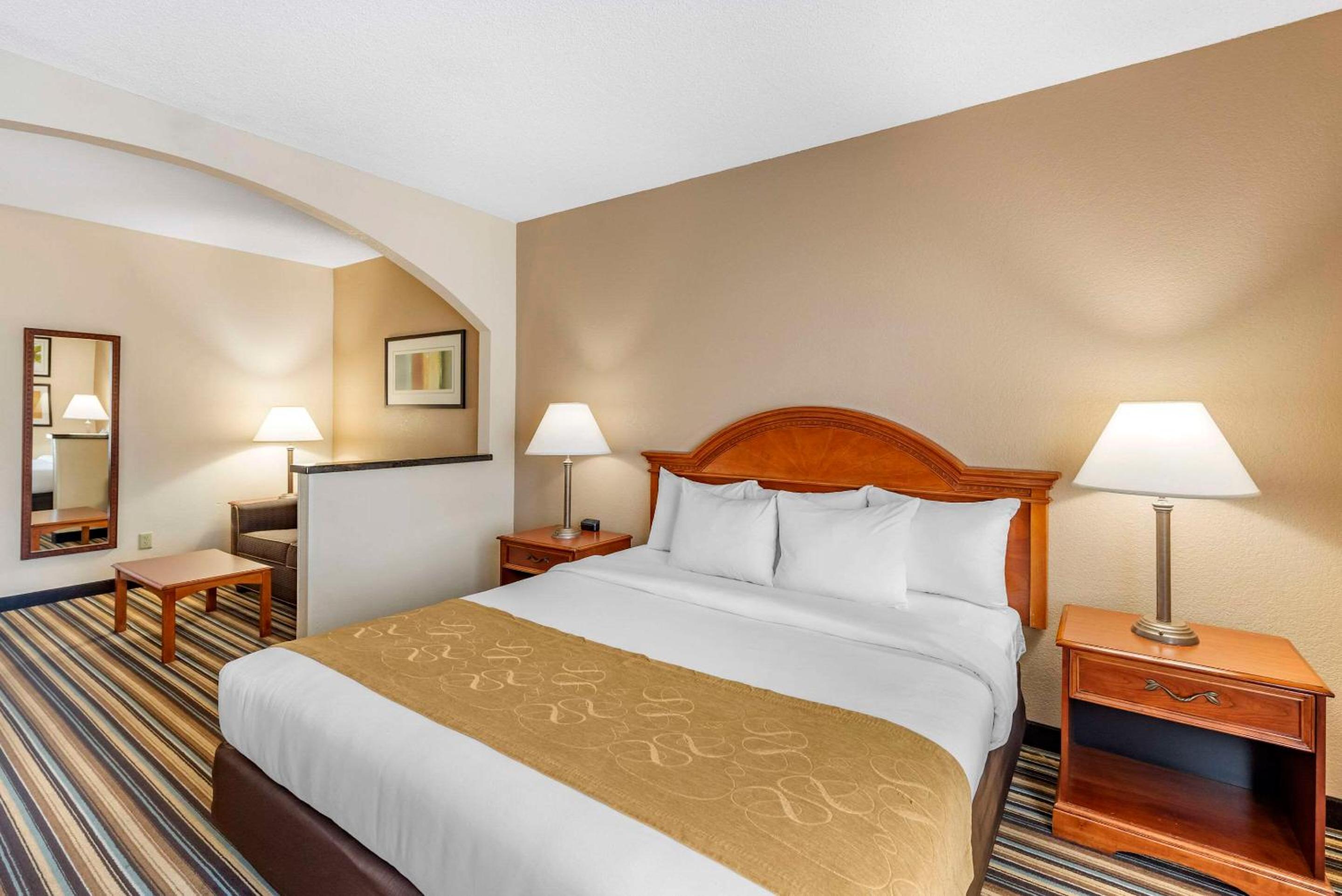 King Suite - Non-Smoking - Photo 4