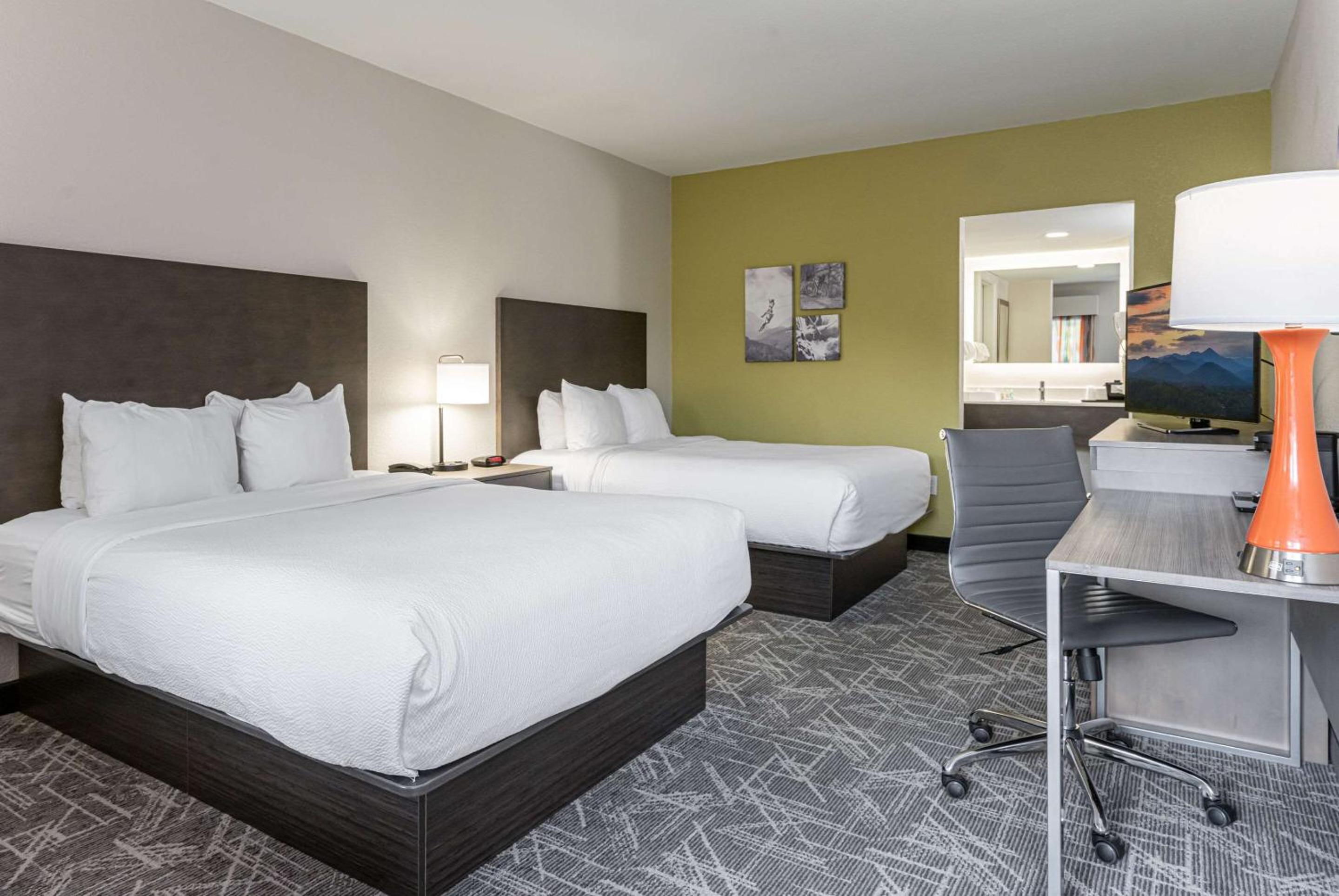Queen Room with Two Queen Beds - Non-Smoking - Photo 7