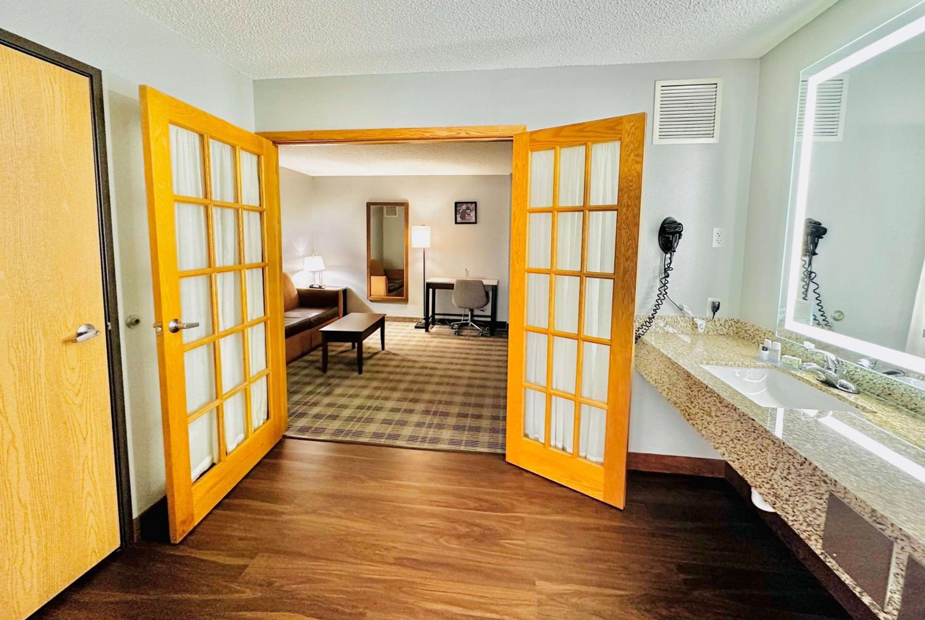 Luxury One Bedroom King Suite Non Smoking - Photo 1