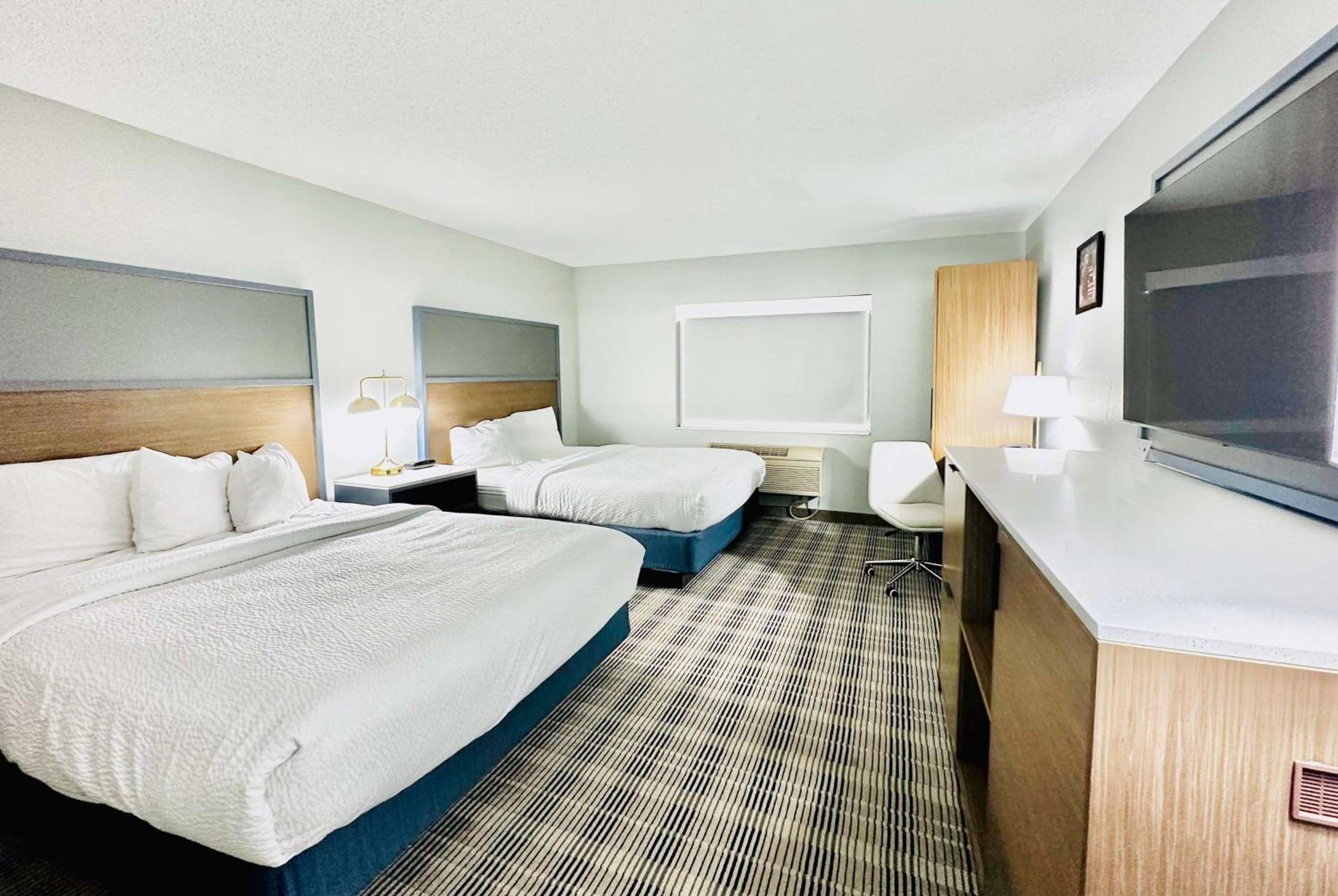 Queen Room with Two Queen Beds - Non-Smoking - Photo 1