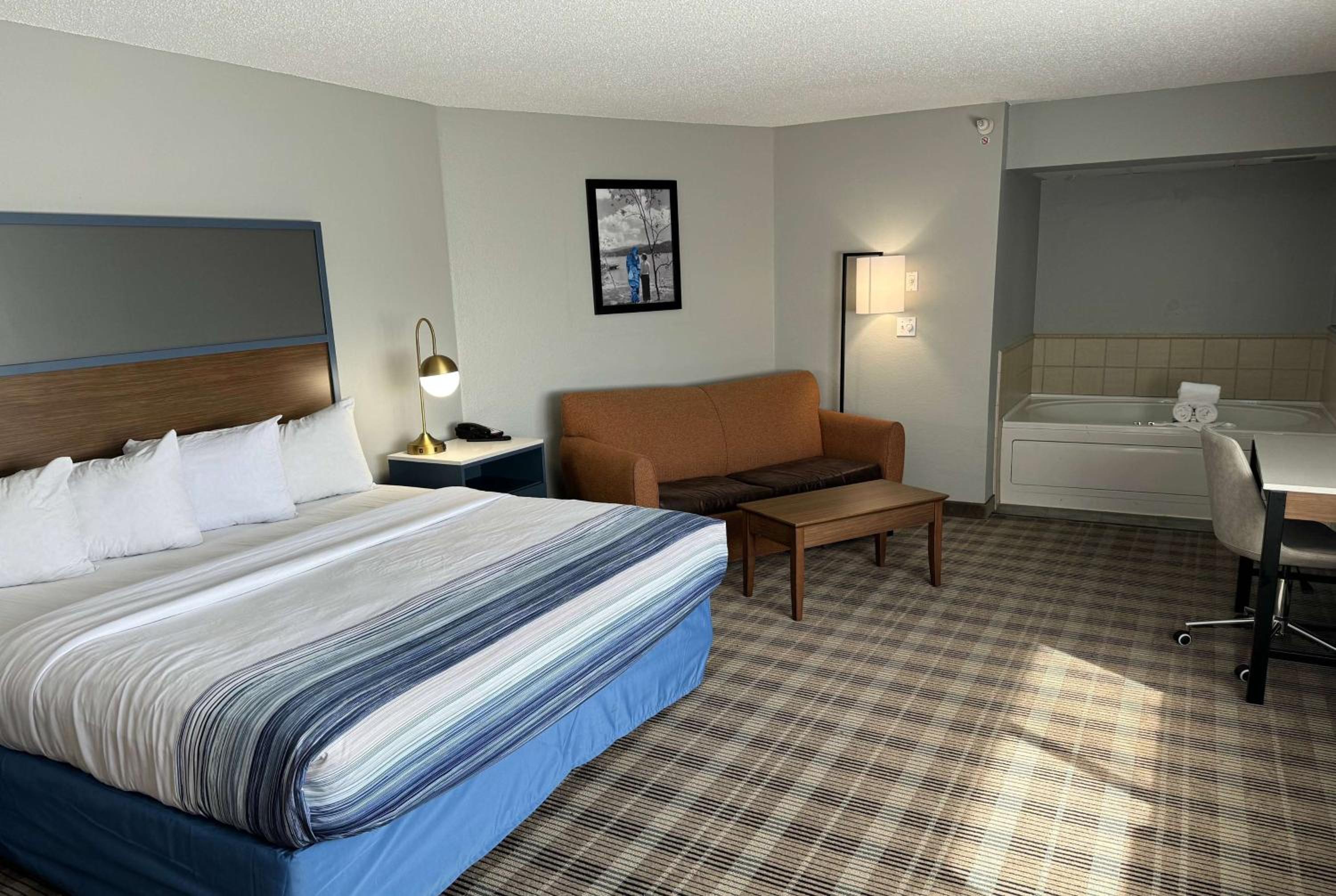 Luxury Deluxe One Bedroom King Suite Non Smoking - Photo 1