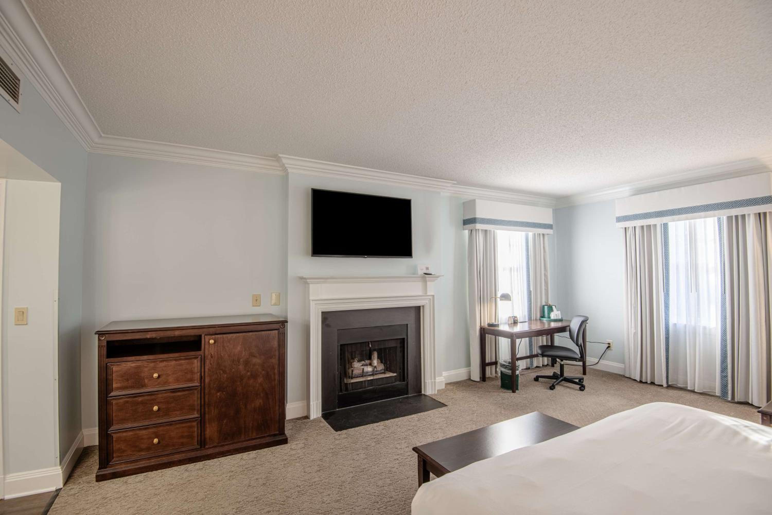King Suite with Fireplace - Photo 1