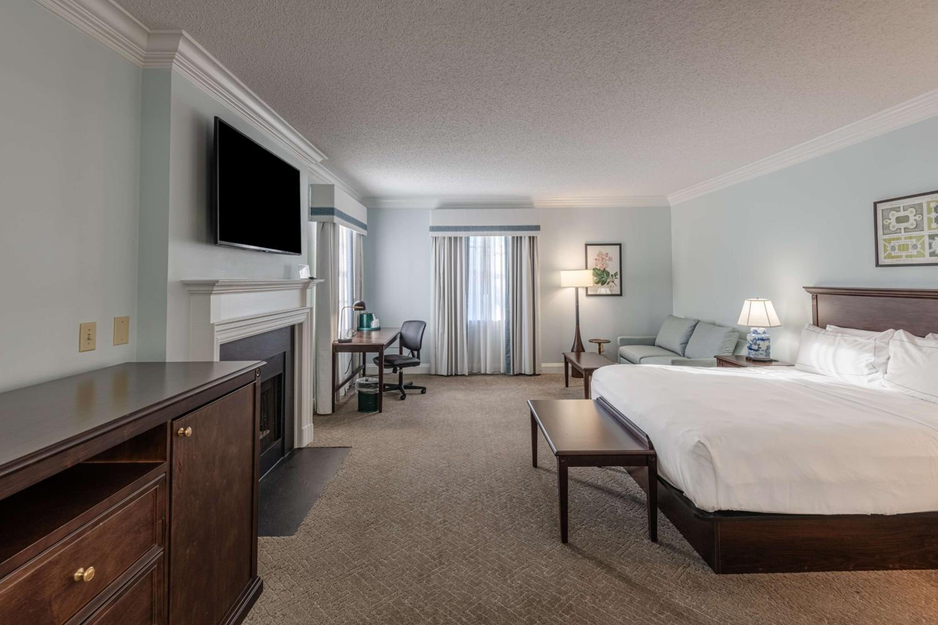 King Suite with Fireplace - Photo 4