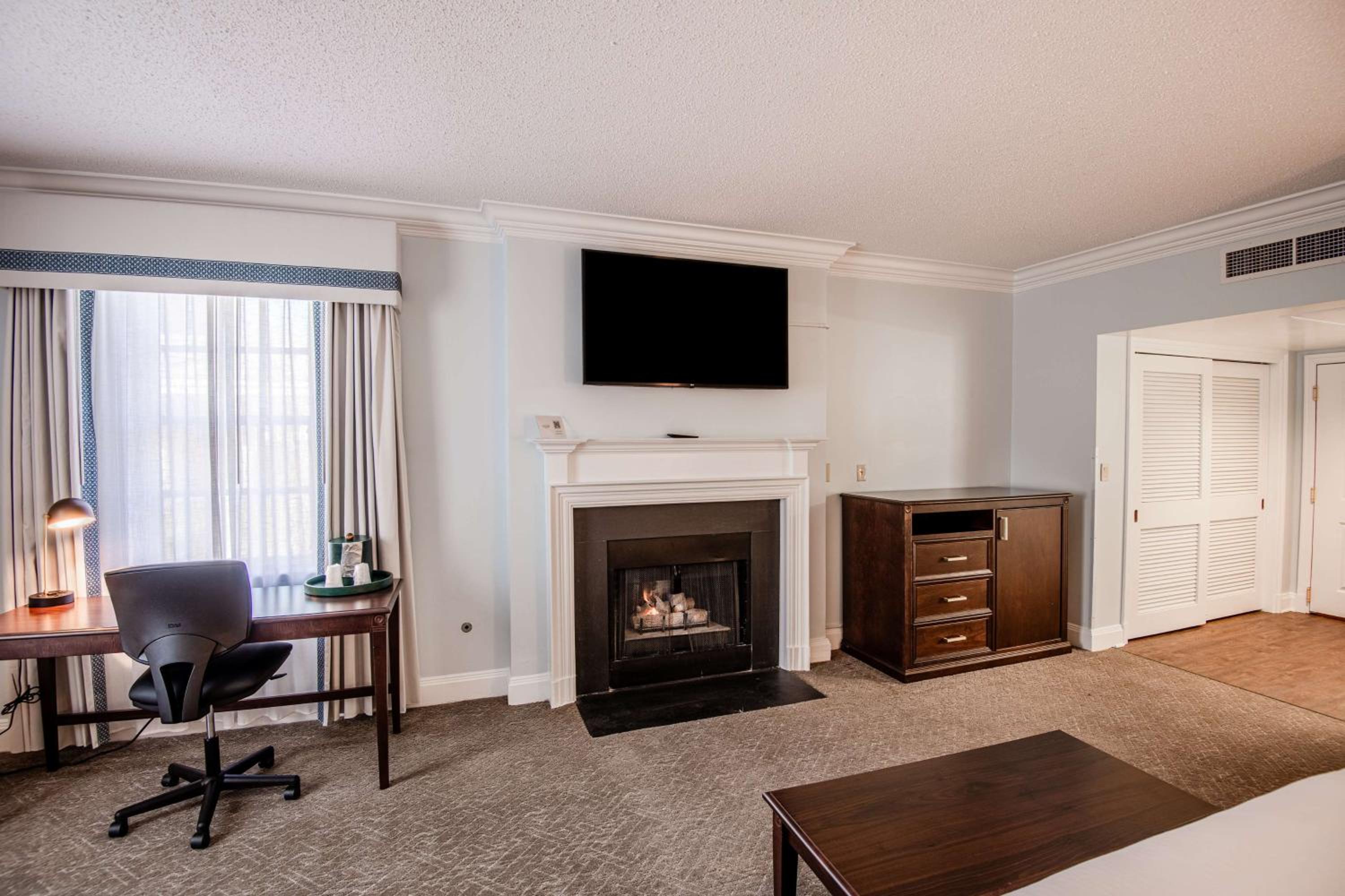King Suite with Fireplace - Photo 3