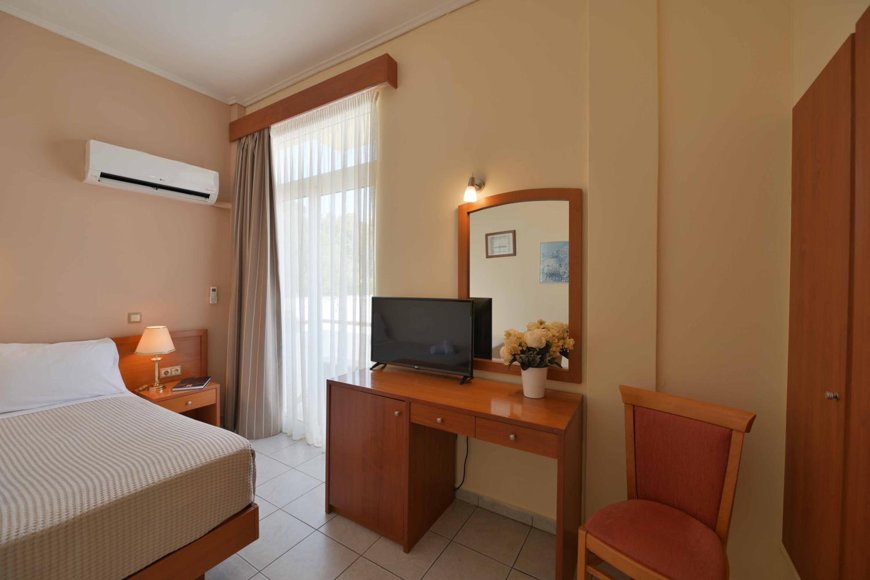 Double Room with Pool View - Photo 6