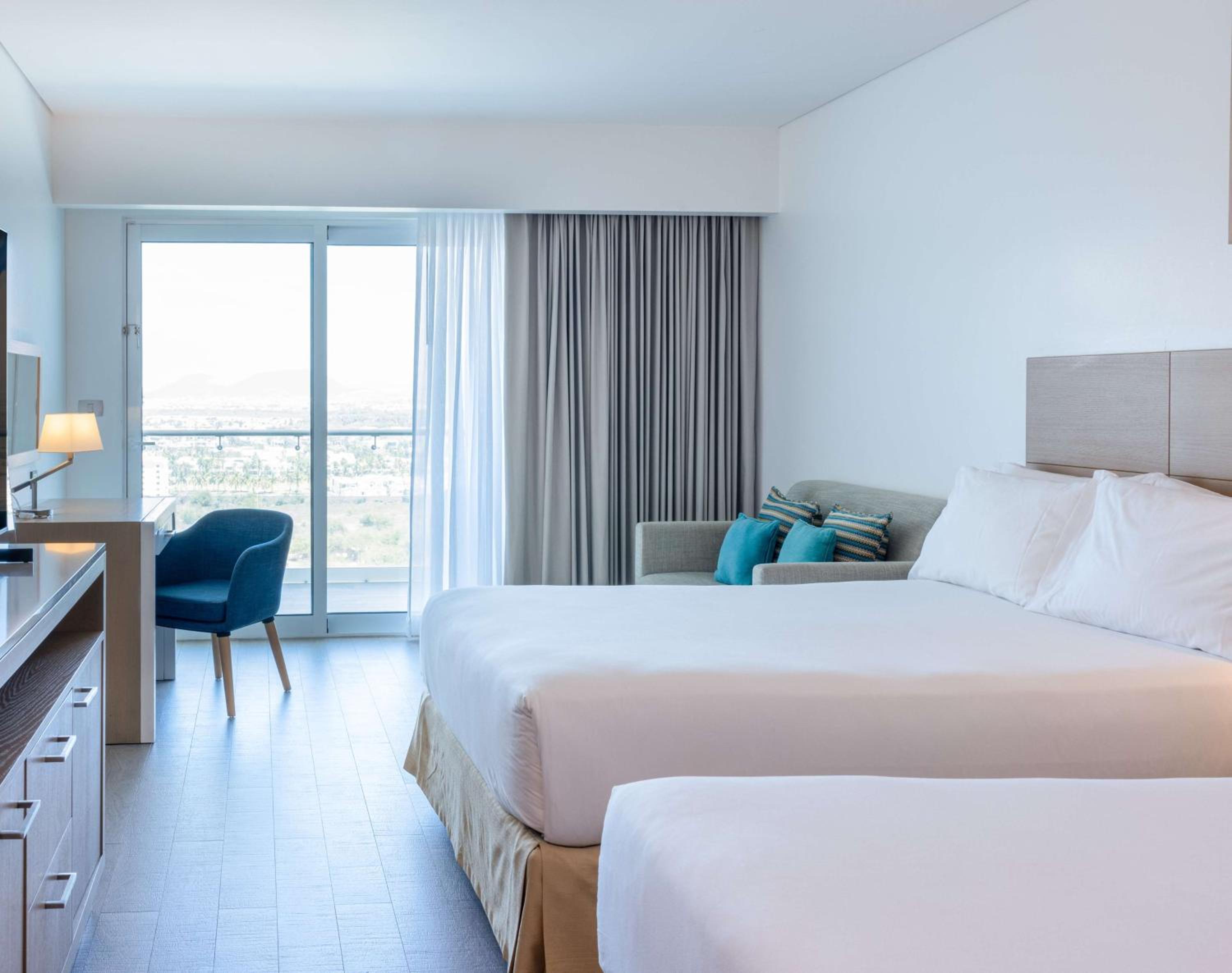 Junior Oceanfront Queen Suite with Balcony thumbnail 6