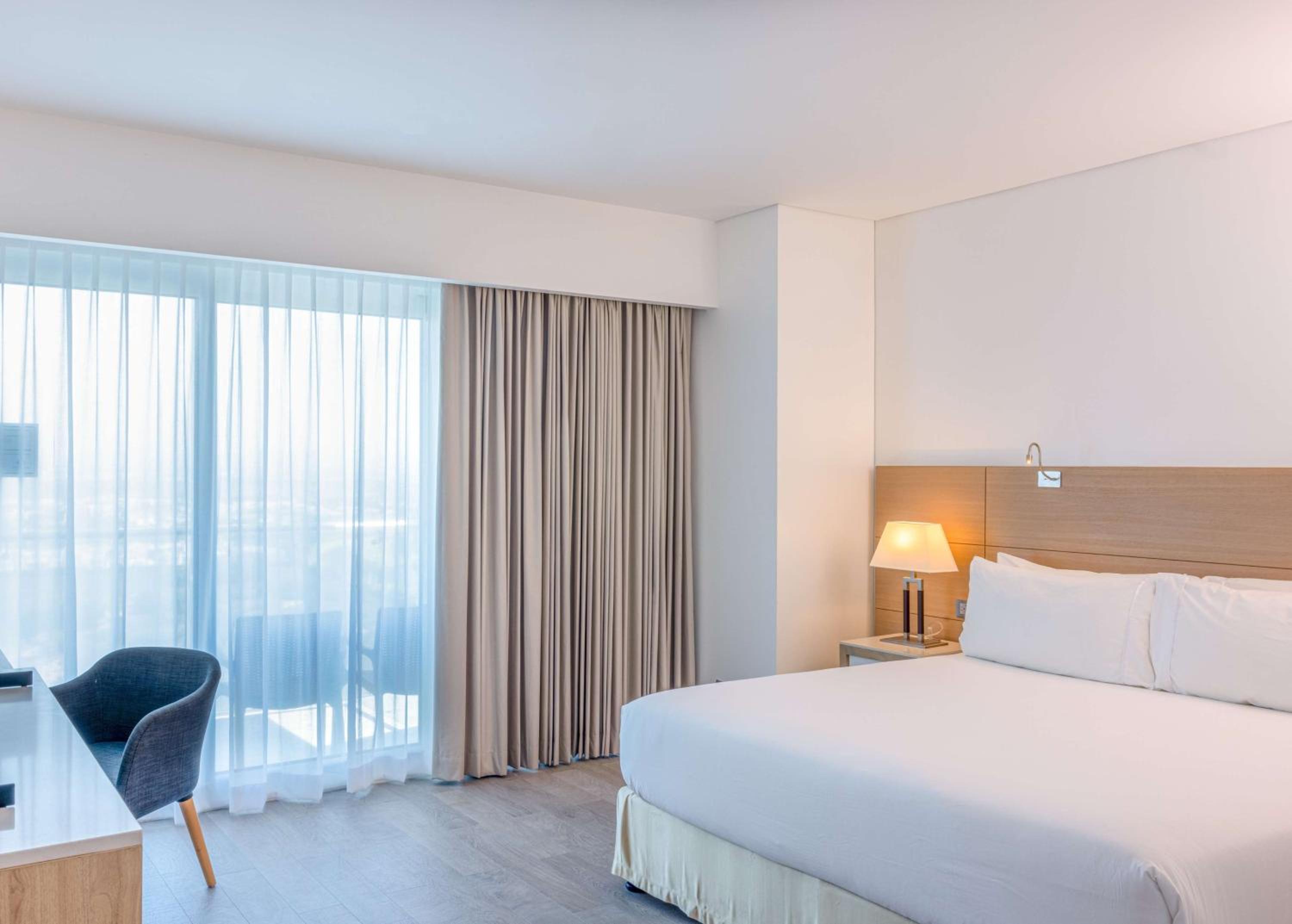 Deluxe Double Room with Two Double Beds and City View thumbnail 5