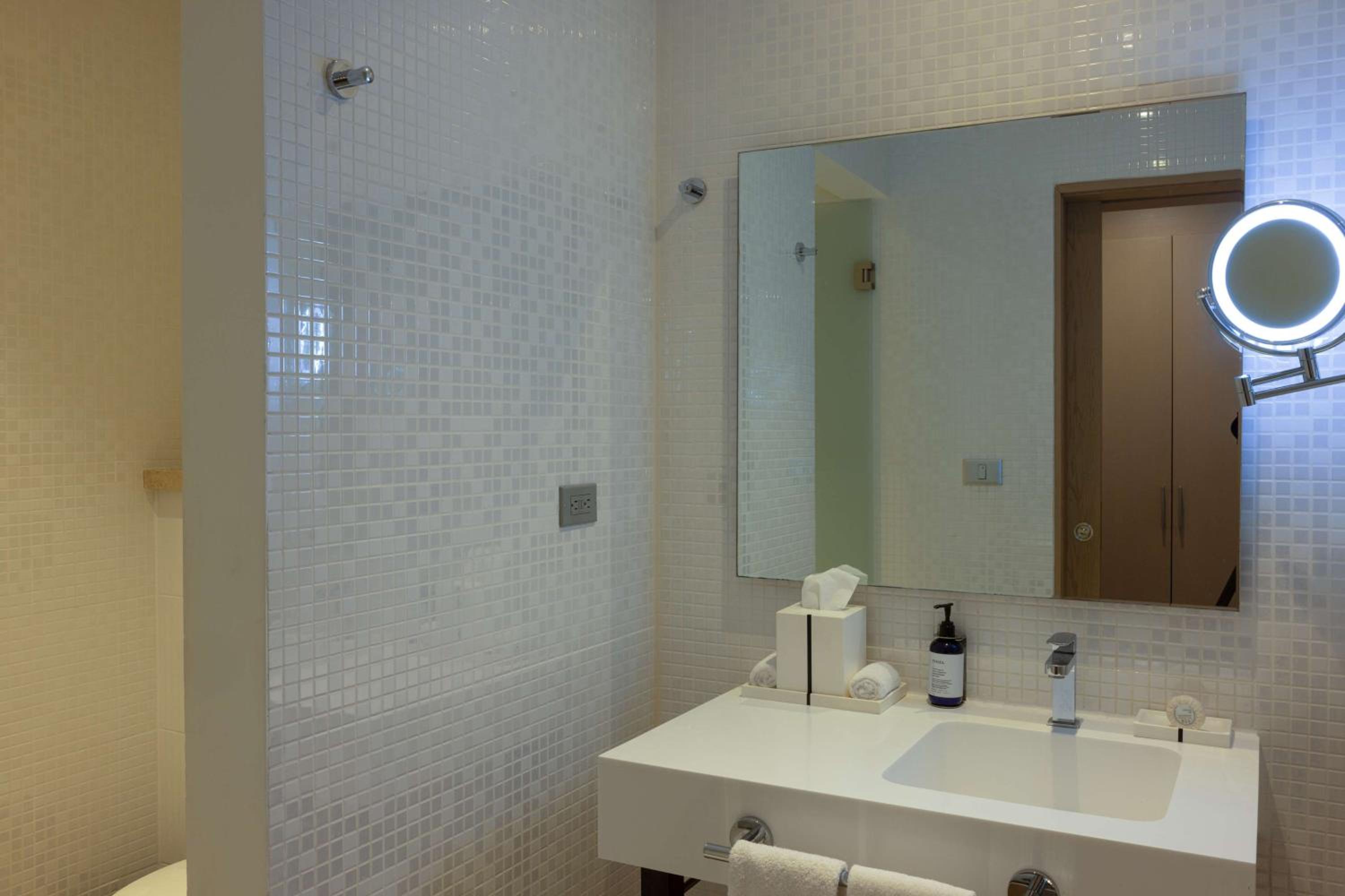 Junior Queen Suite with City View