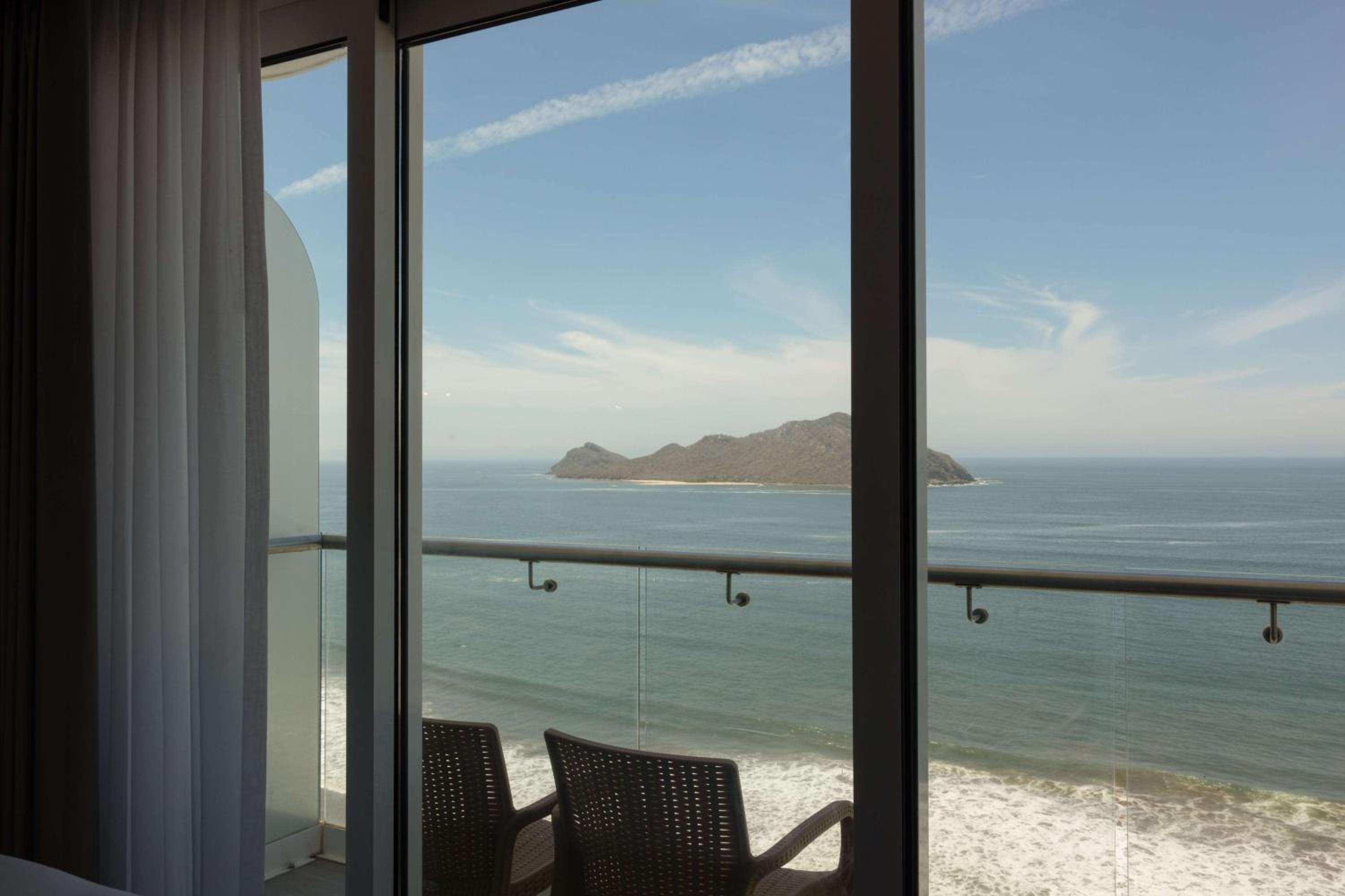 Deluxe Oceanfront Double Room thumbnail 6