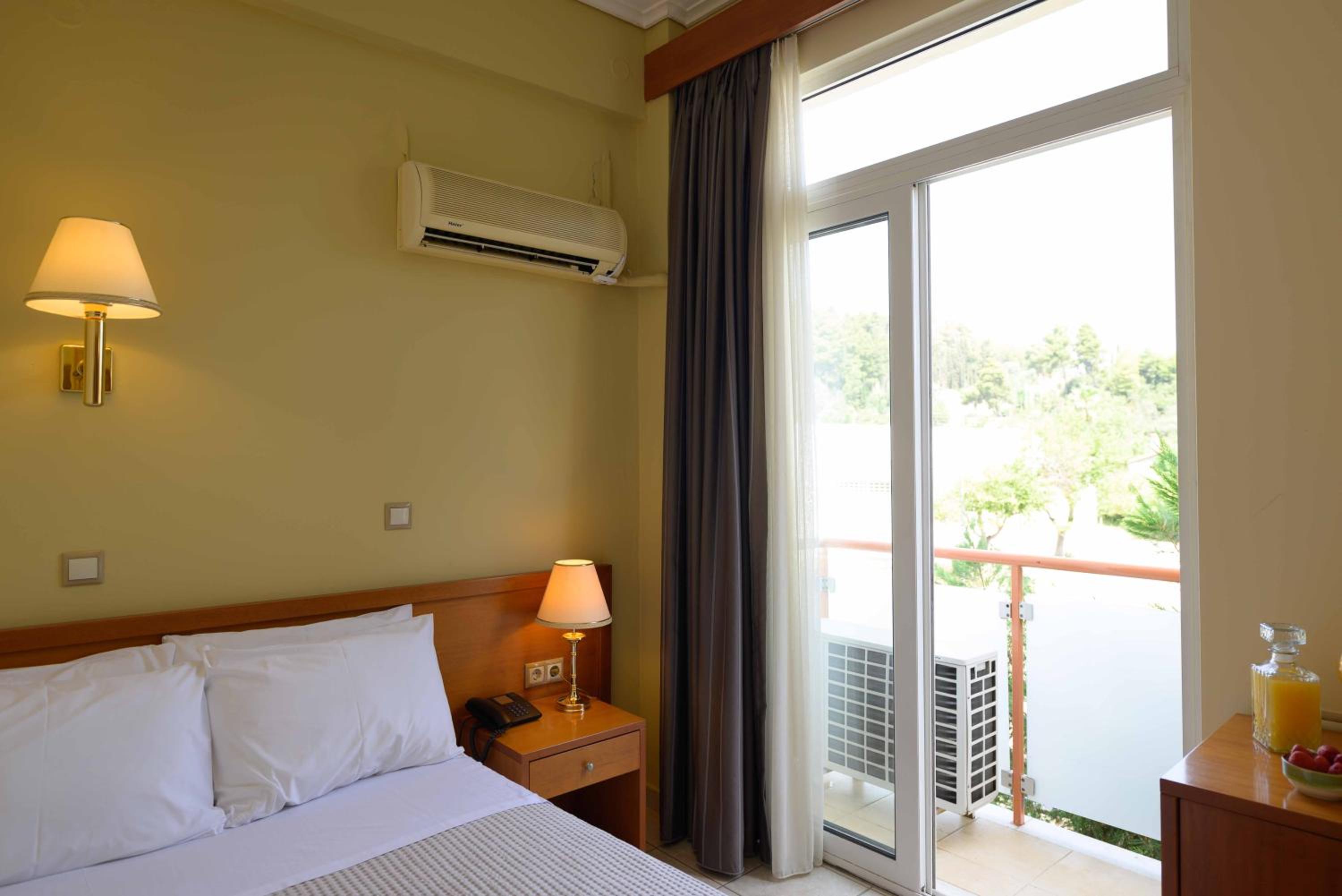 Double Room with Pool View - Photo 3