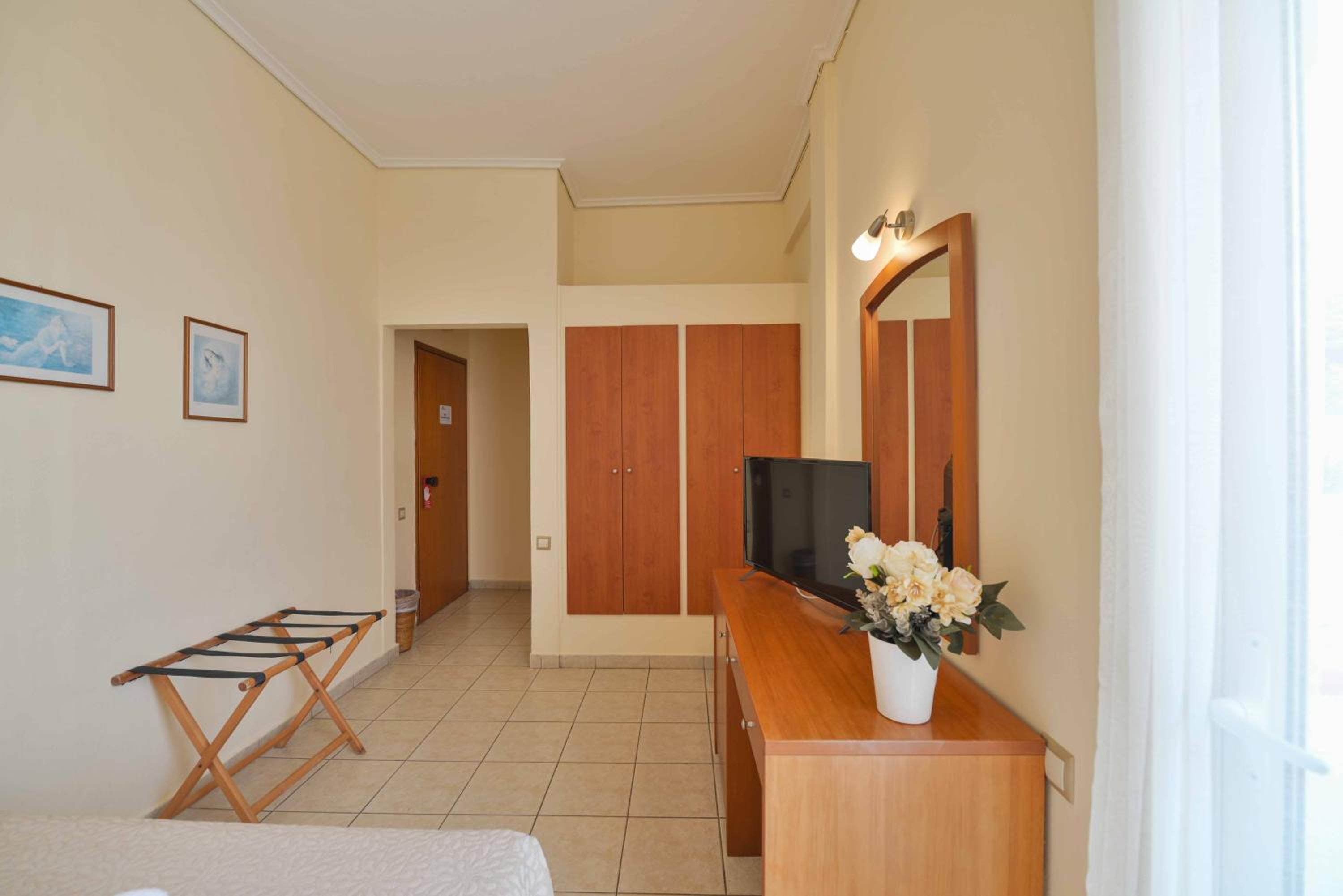 Double Room with Pool View - Photo 2