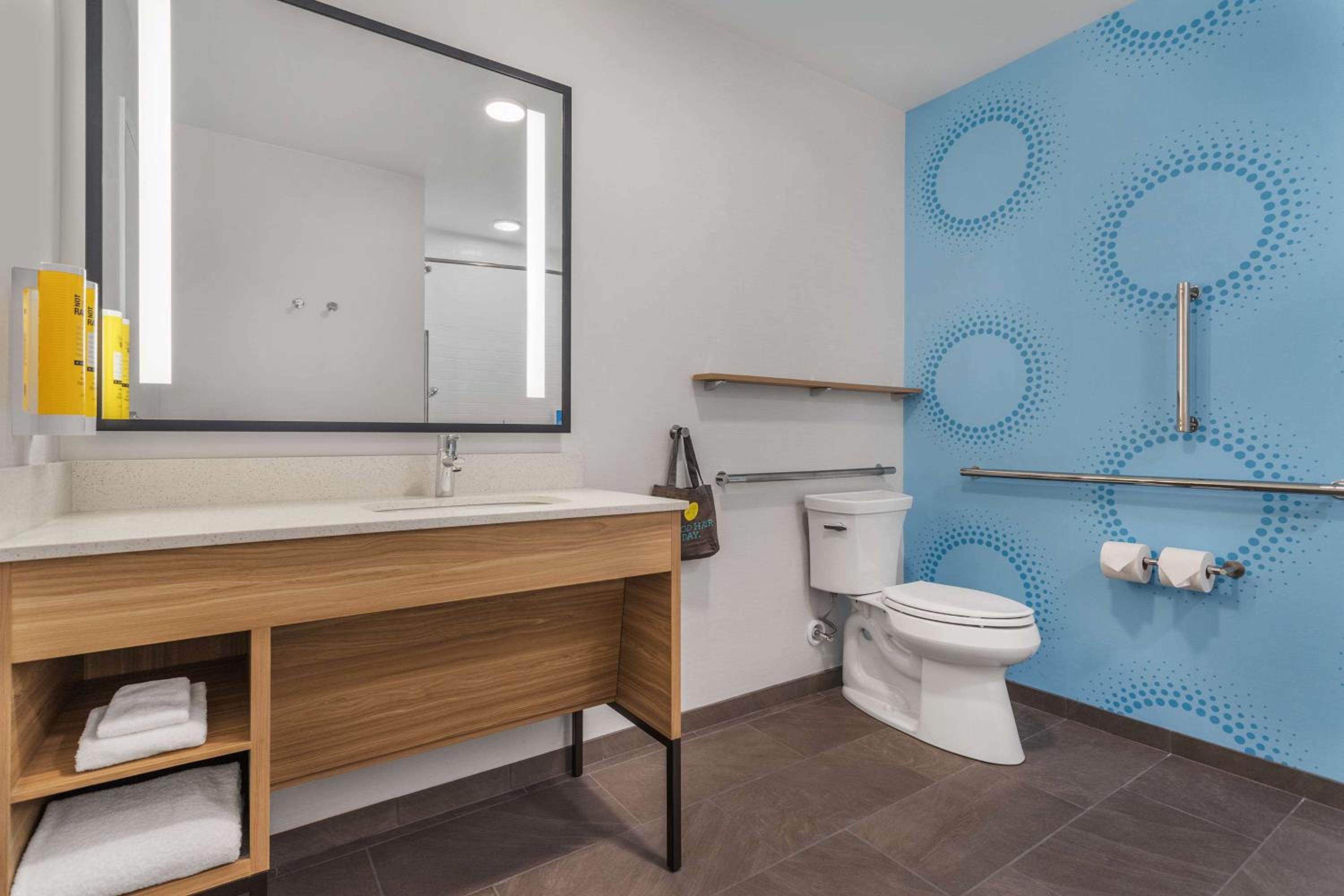 King Room with Bath Tub - Mobility Access - Photo 3