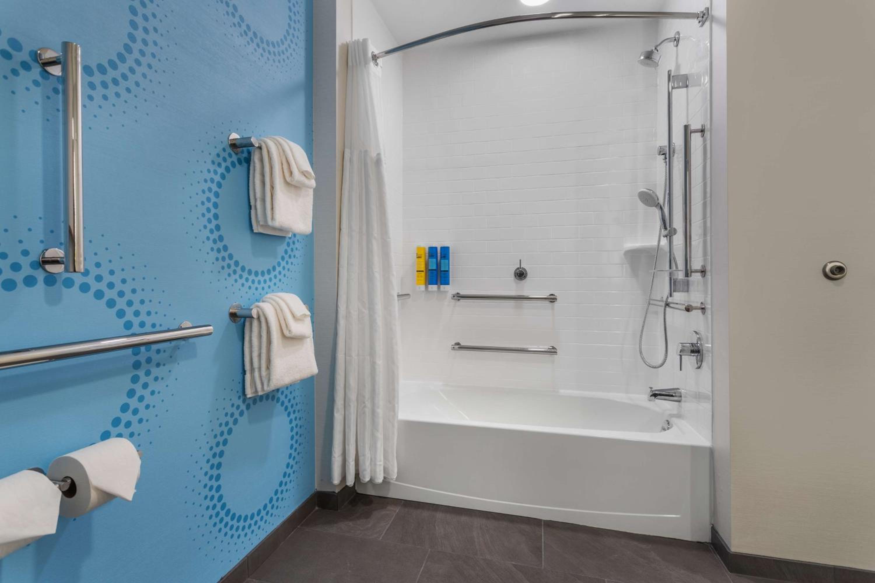 King Room with Bath Tub - Mobility Access - Photo 4