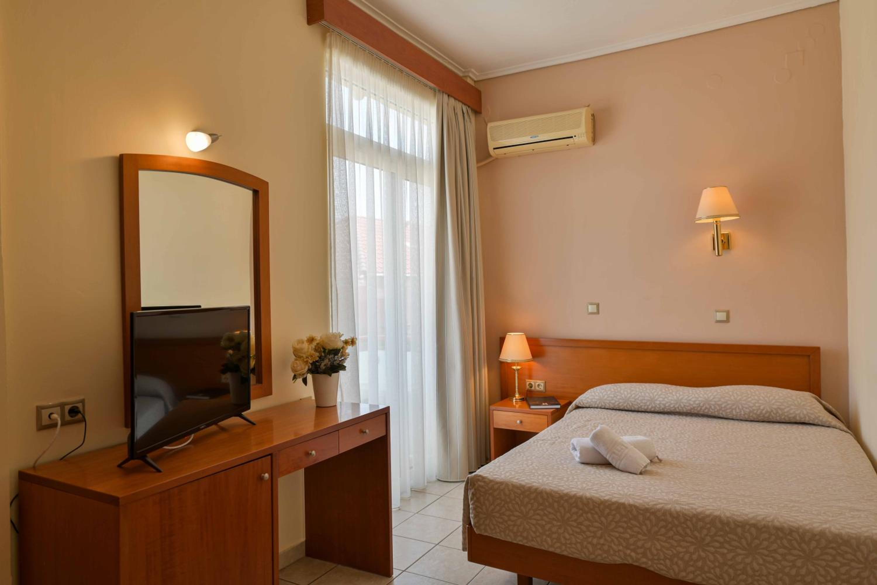 Double Room with Pool View - Photo 7