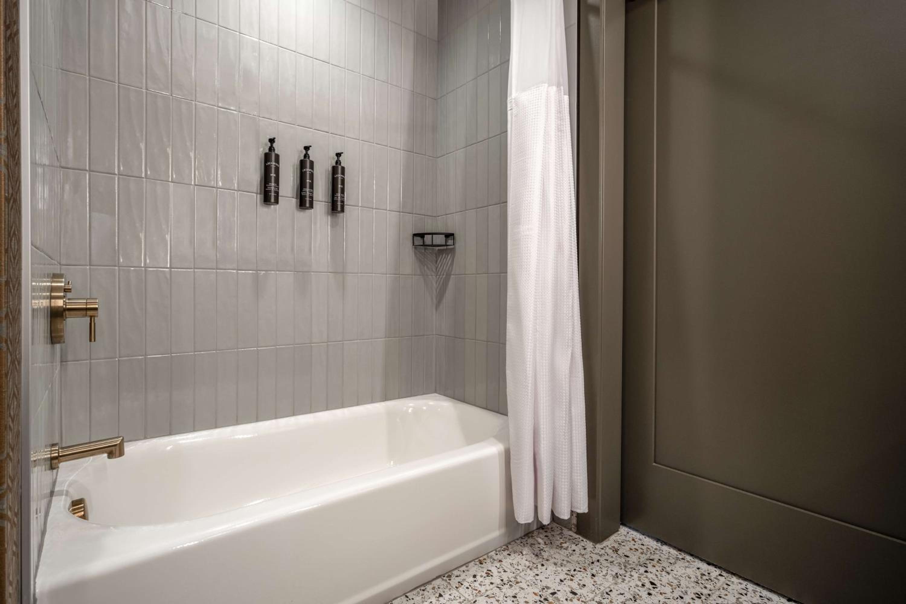 Queen Room with Two Queen Beds with Shower/Bath Tub - Photo 4