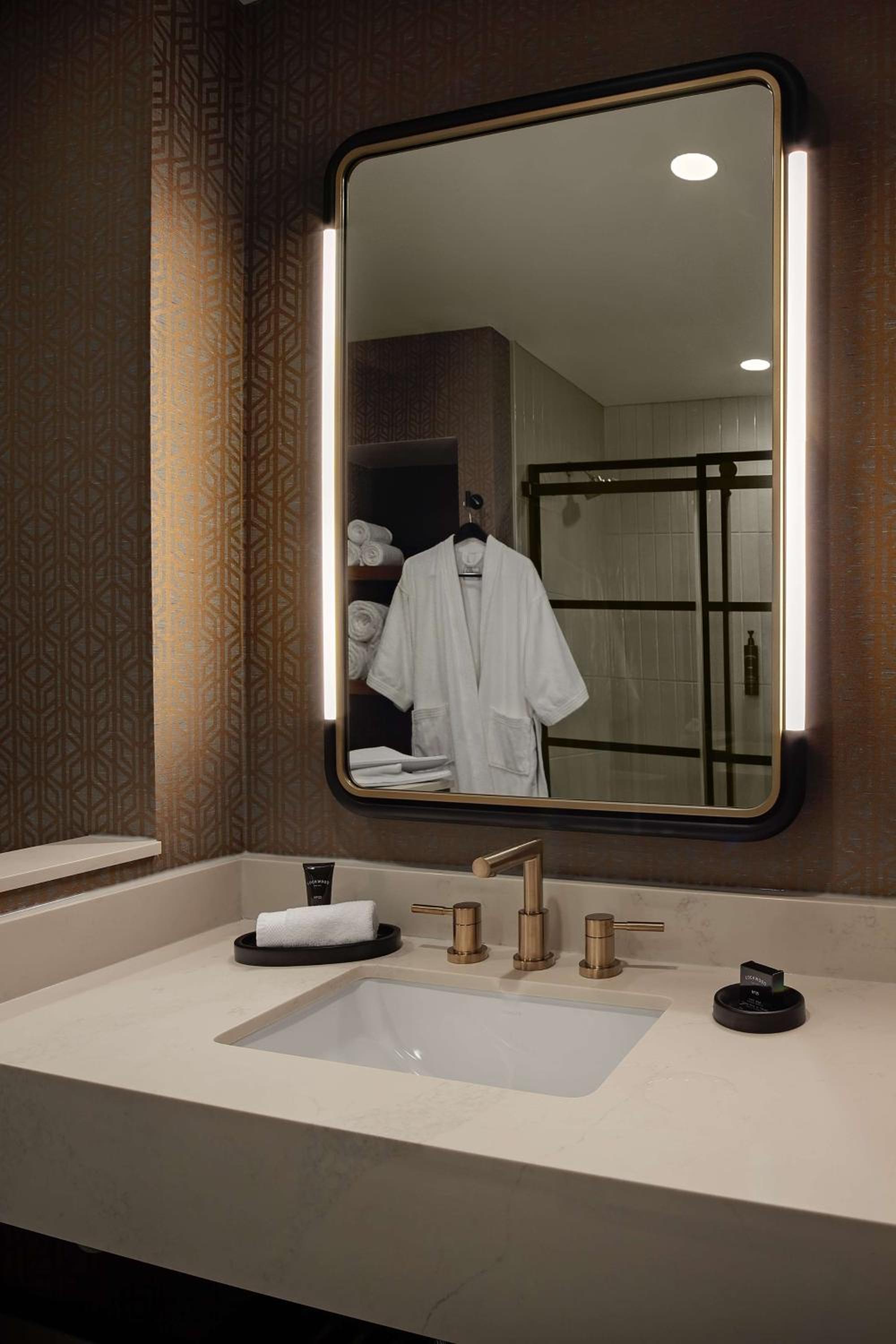 Premium King Room - Photo 5