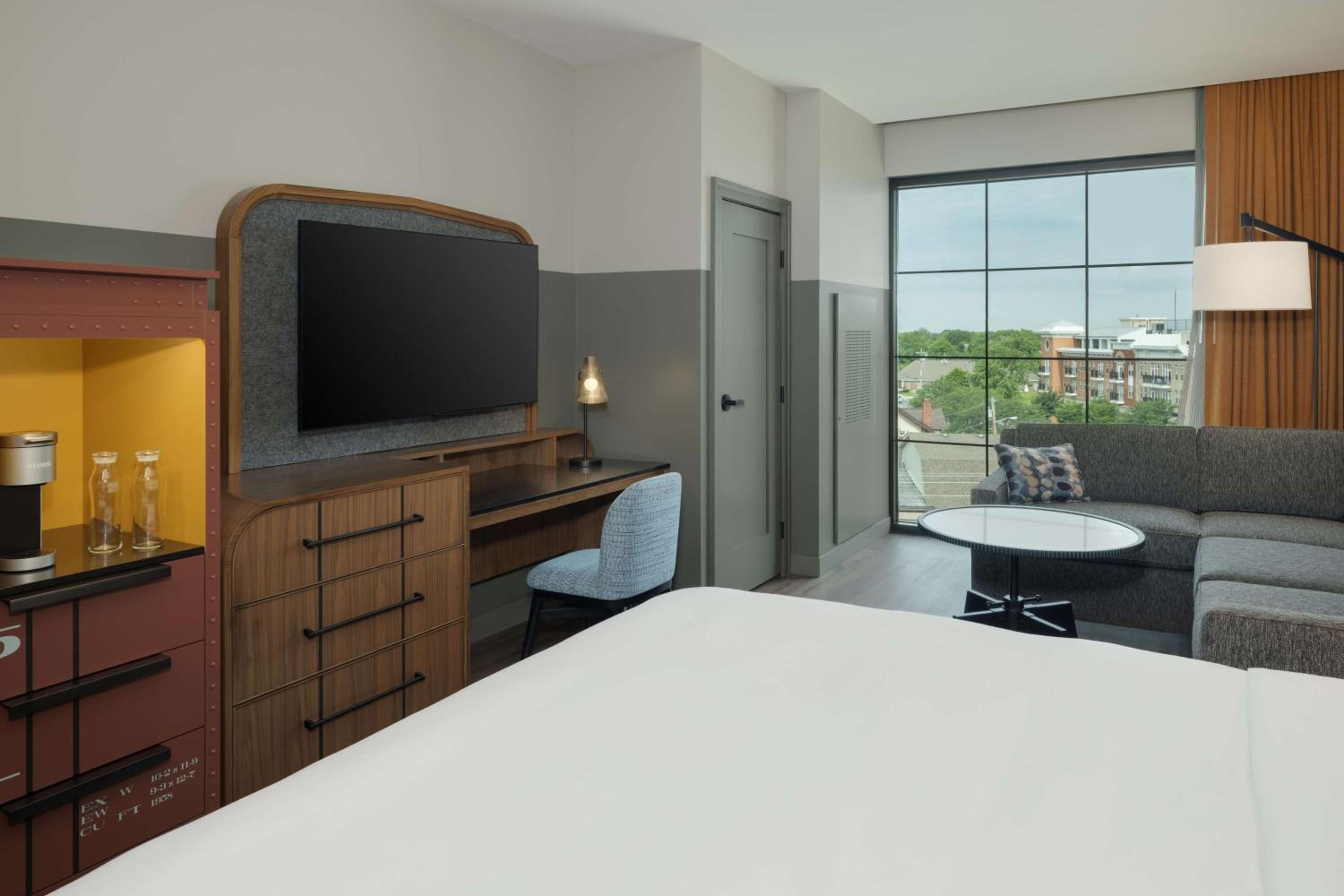 Premium King Room - Photo 4