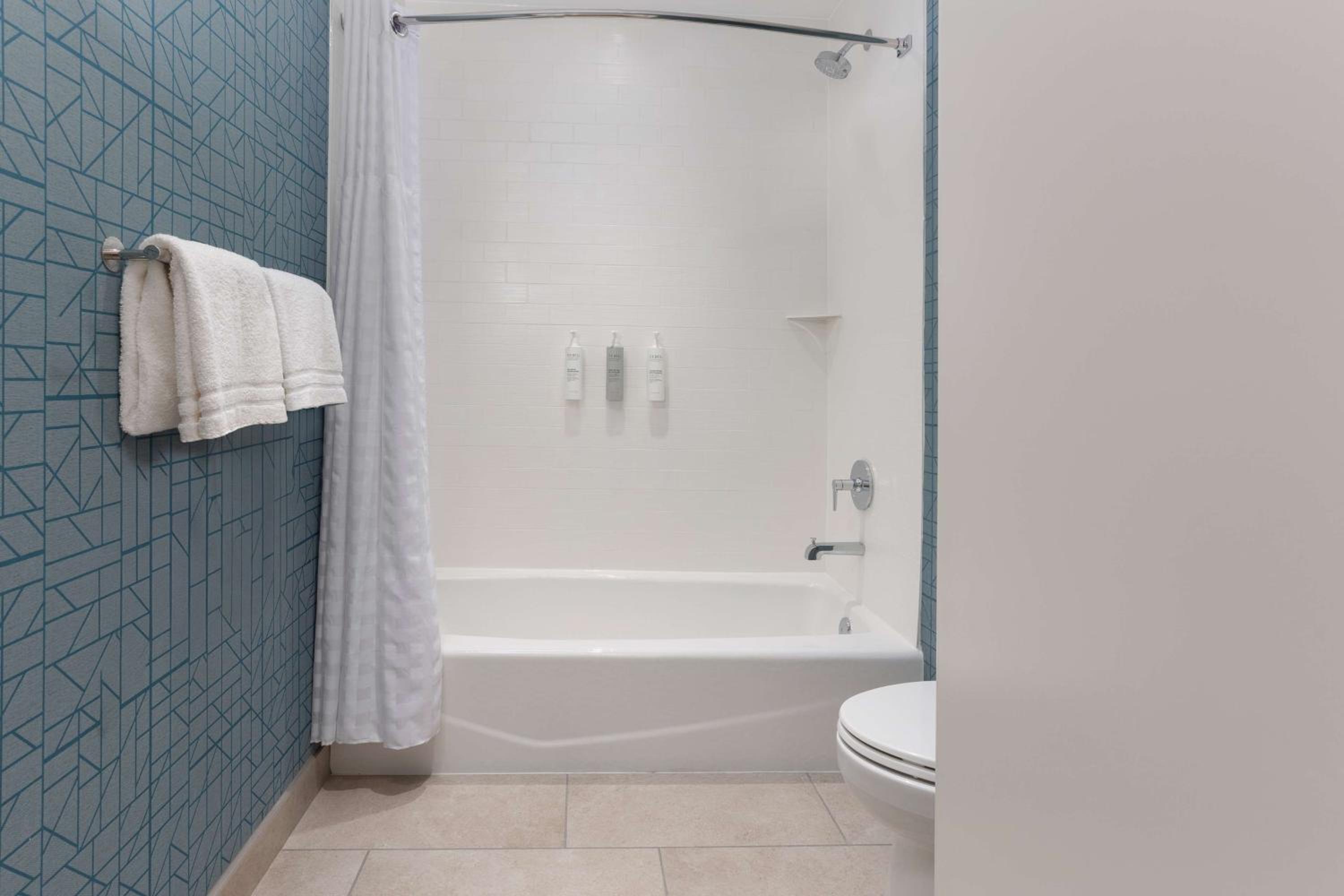 Queen Studio with Bath Tub - Hearing Accessible - Photo 3
