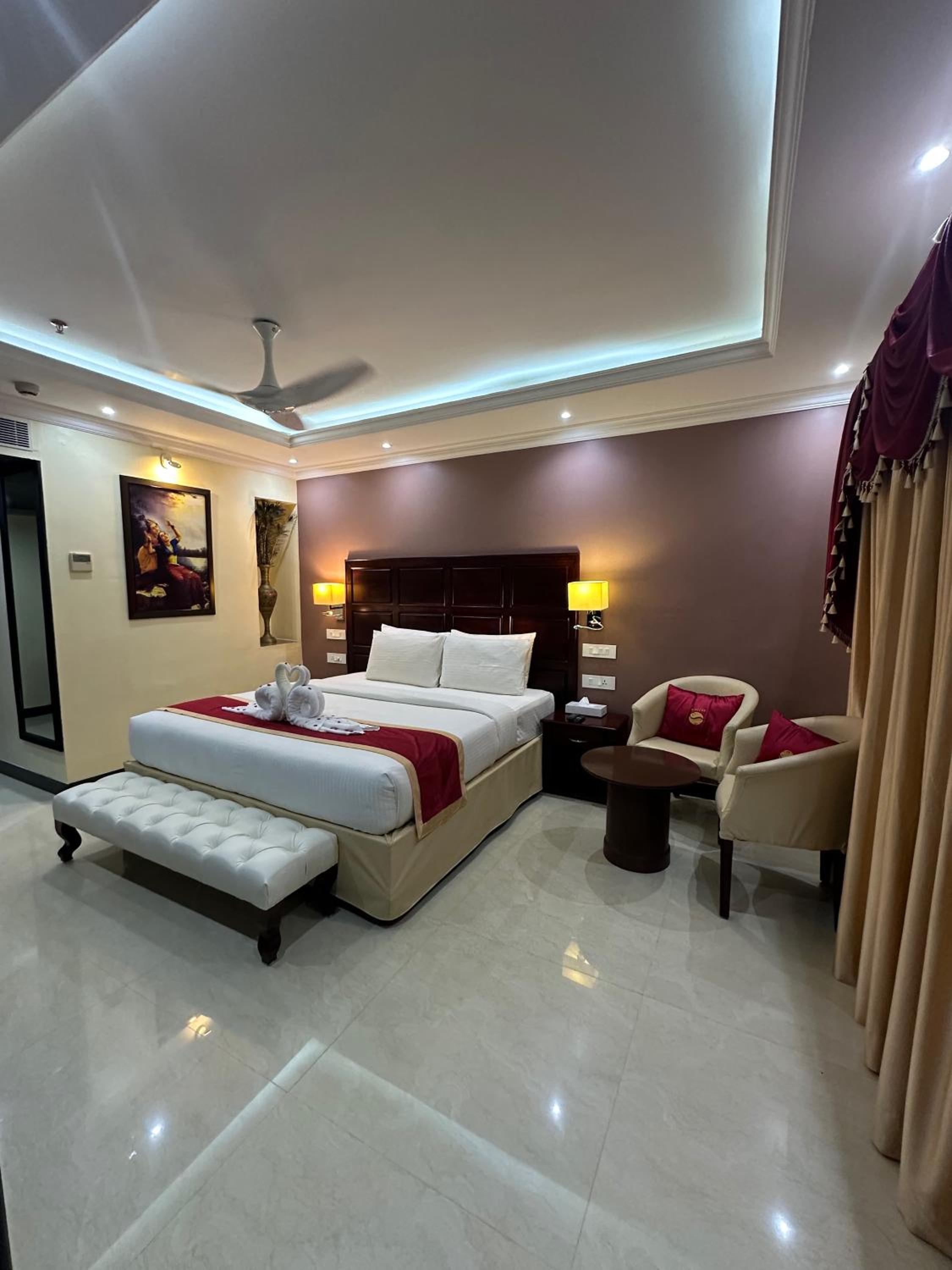 Deluxe King Suite - Photo 5