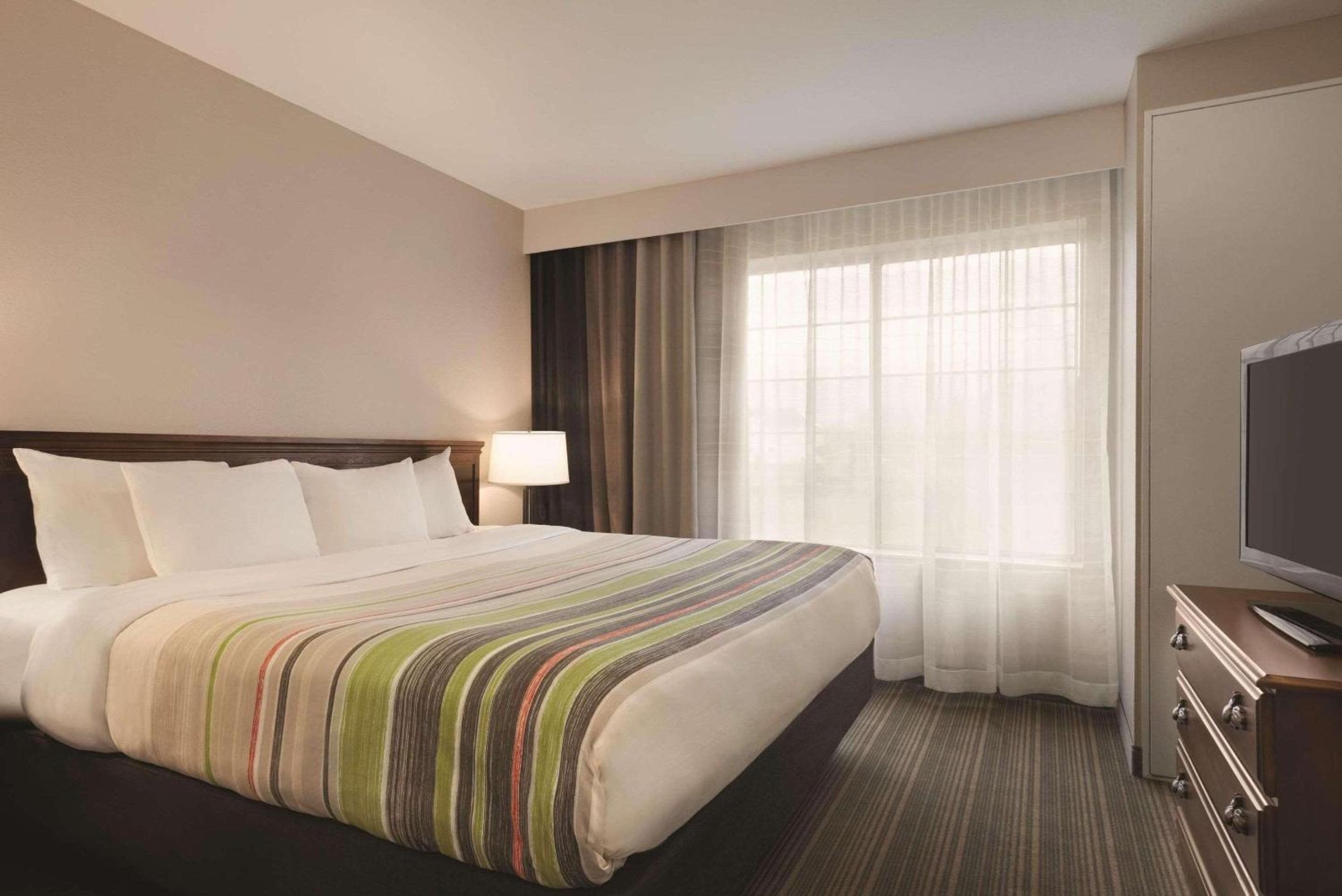 King Room with Roll-In Shower - Disability Access/Non Smoking - Photo 4