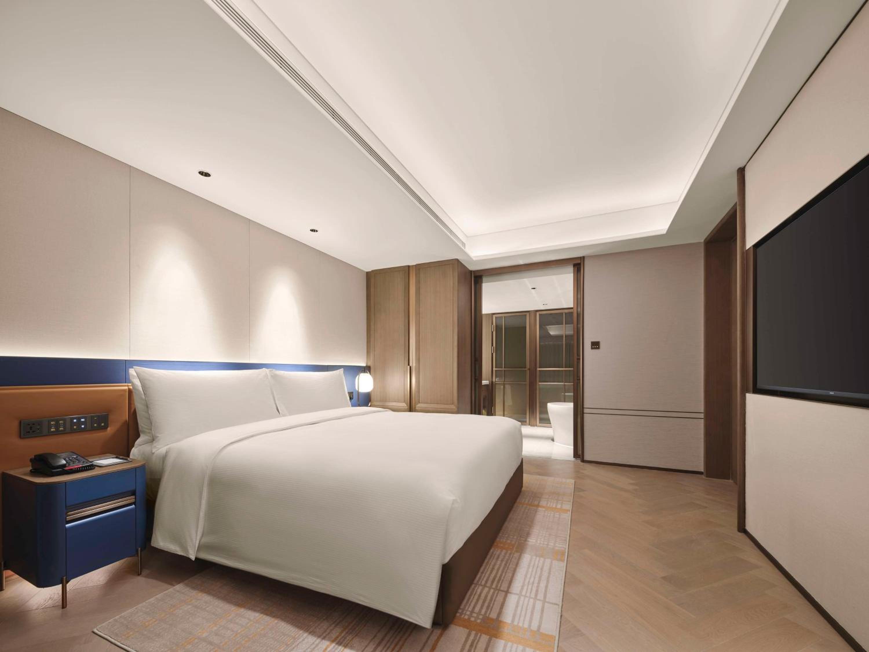 Deluxe King Suite