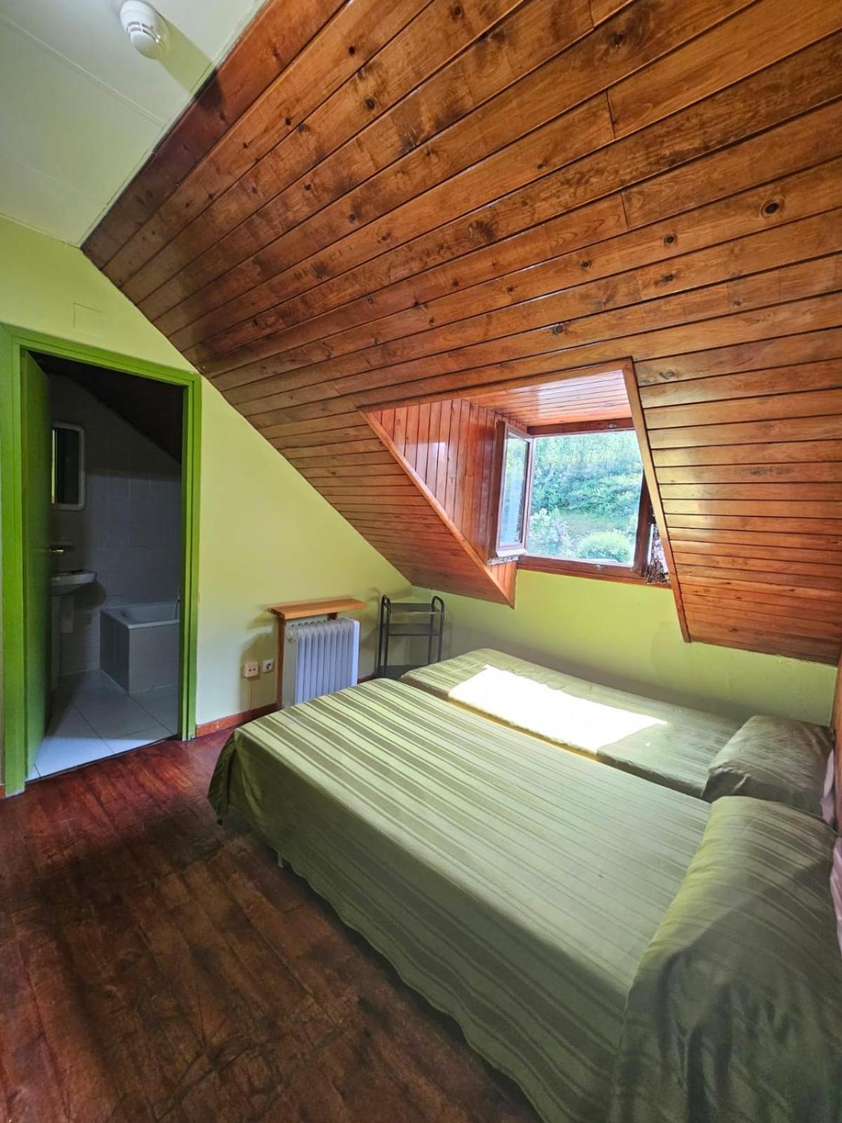 Economy Twin Room - Photo 5