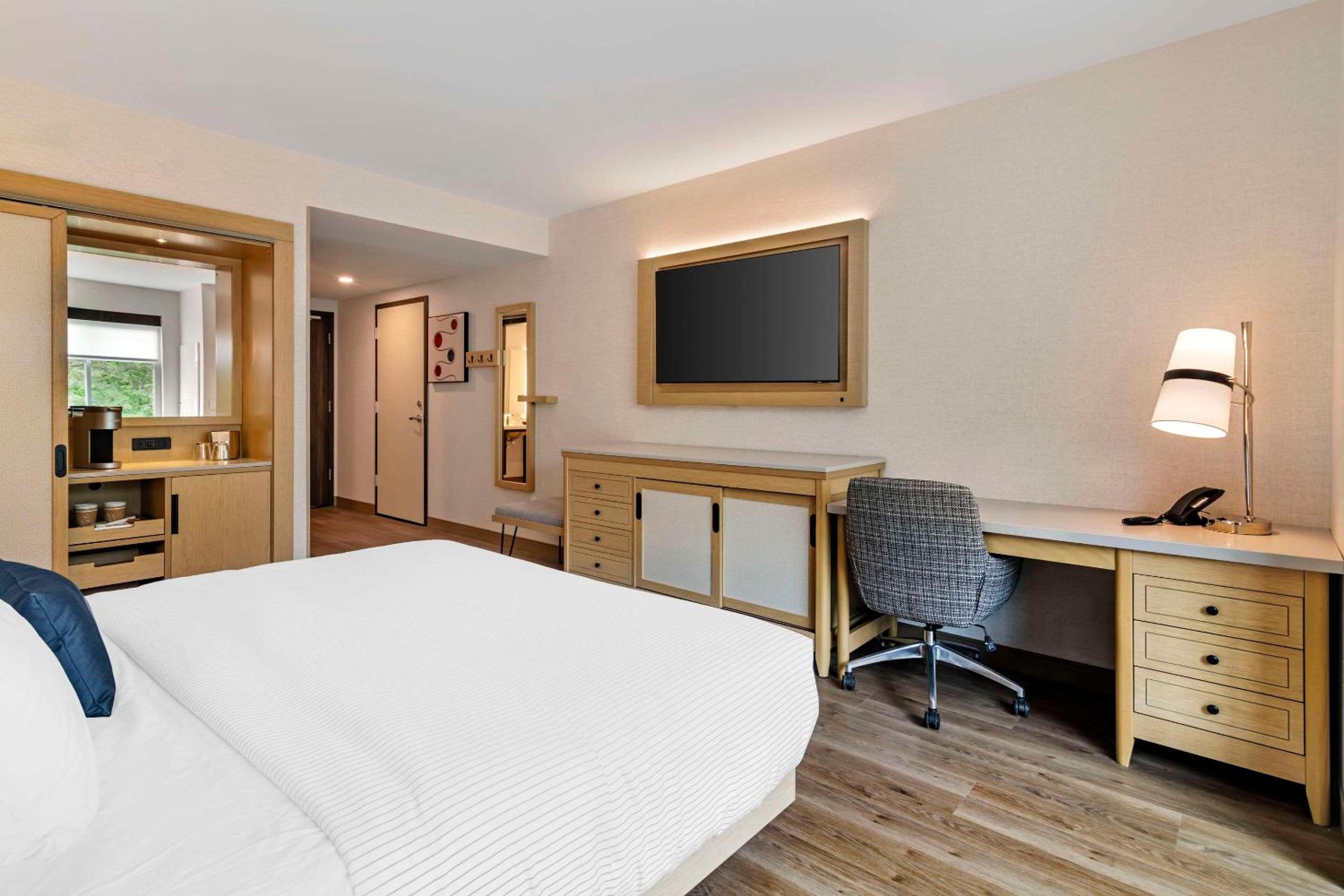 King Room with Roll-In Shower - Disability Access/Non Smoking - Photo 12