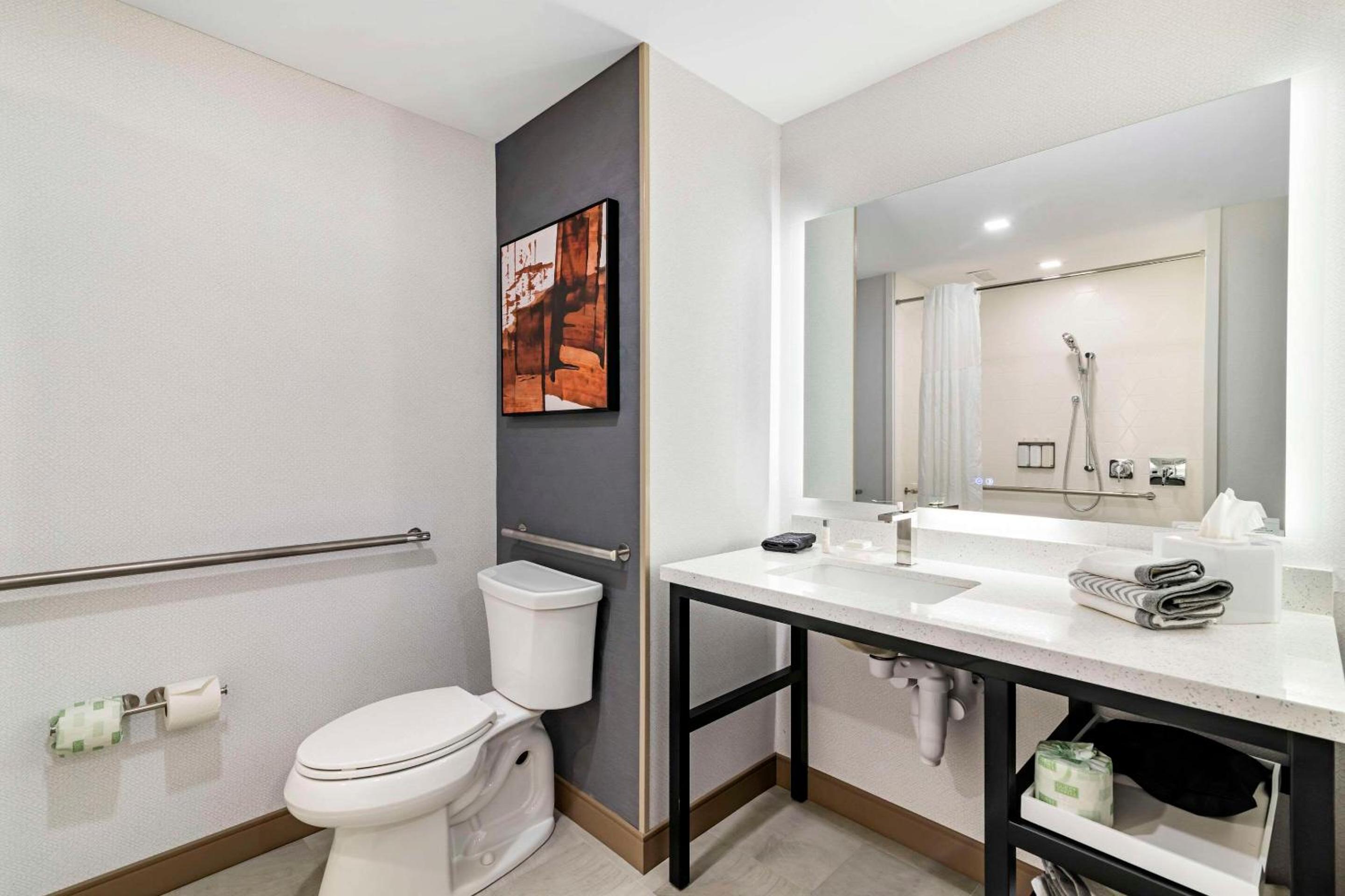 King Room with Roll-In Shower - Disability Access/Non Smoking - Photo 11