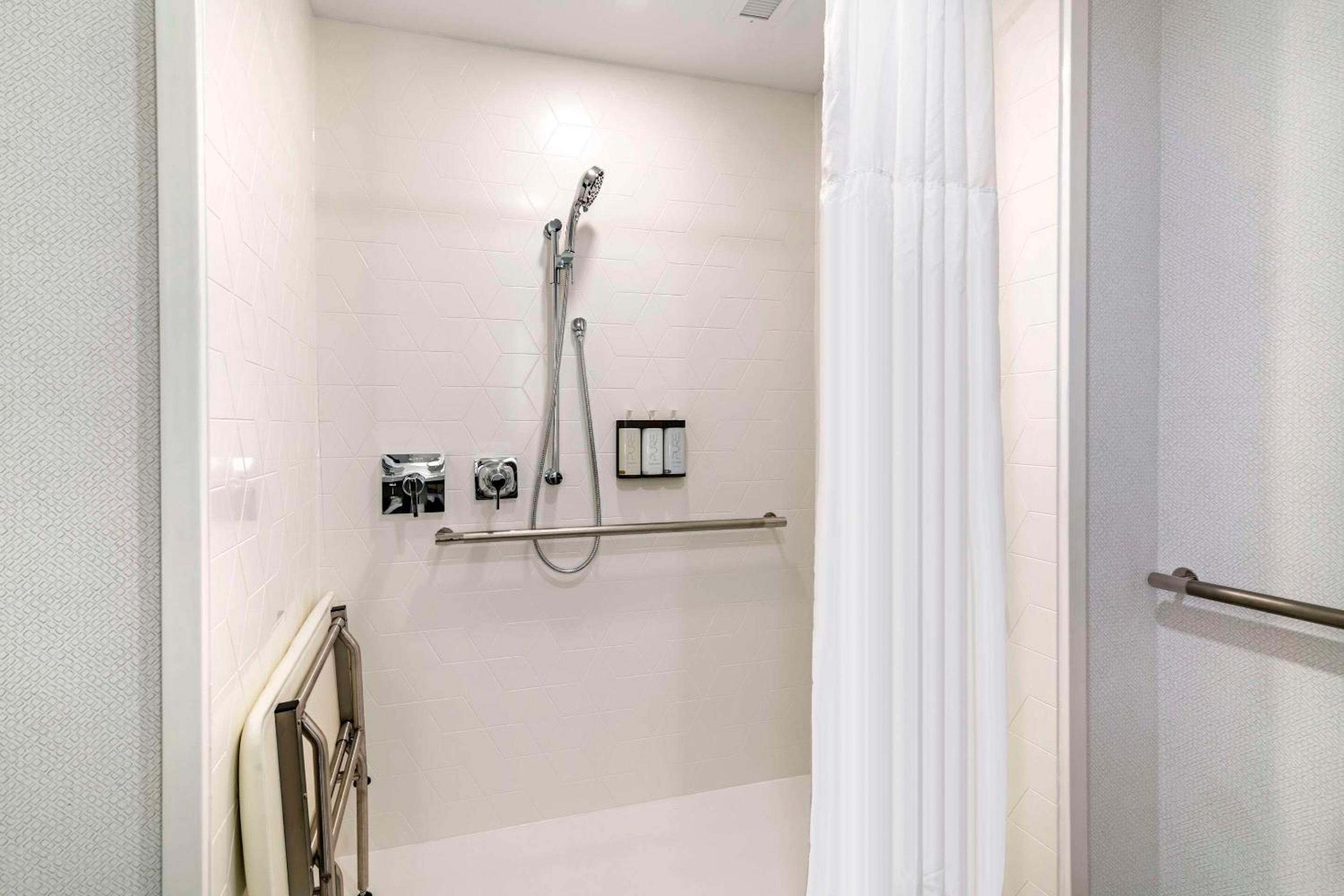 King Room with Roll-In Shower - Disability Access/Non Smoking - Photo 9
