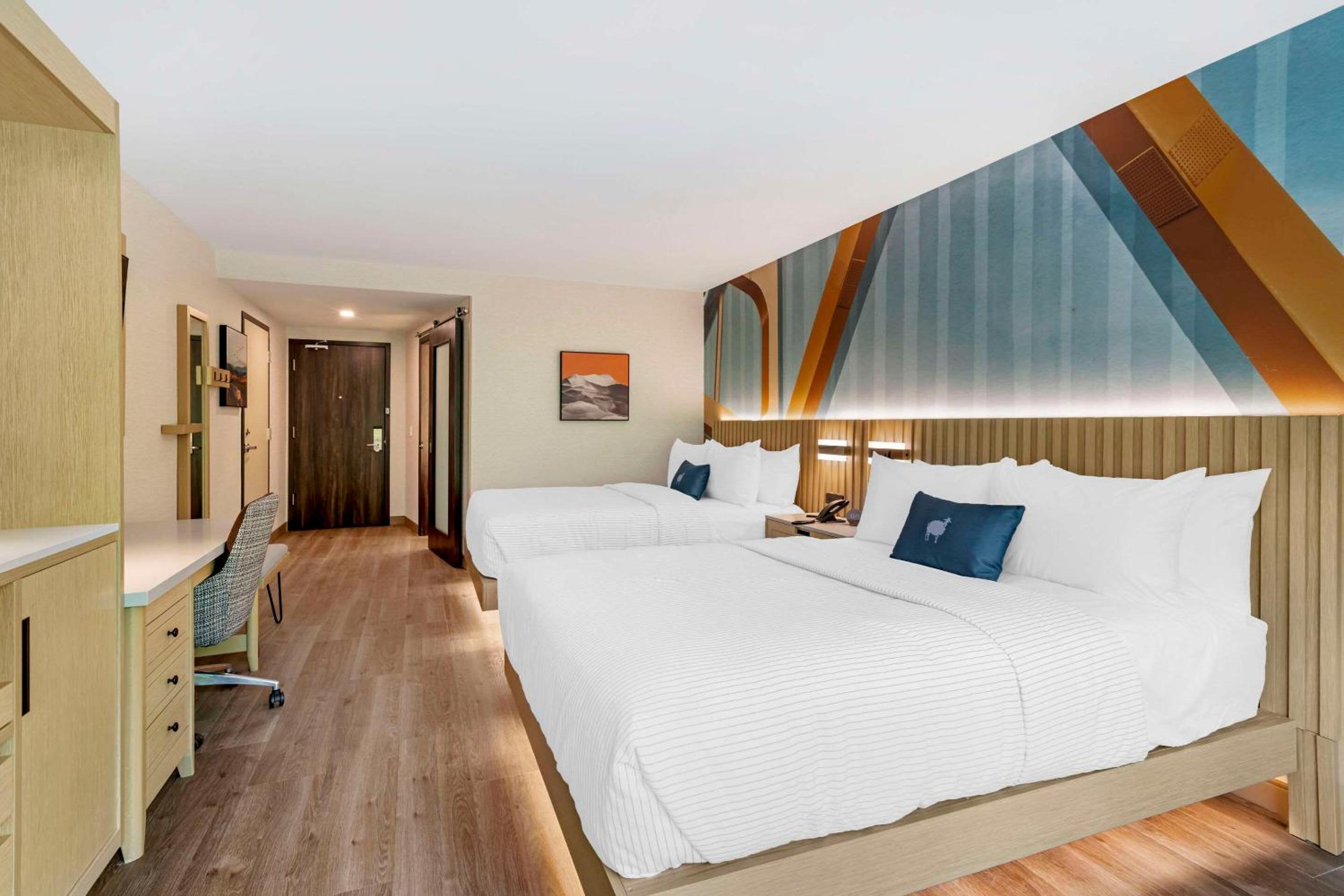Quadruple Room with Two Queen Beds - Disability Access/Non Smoking - Photo 11