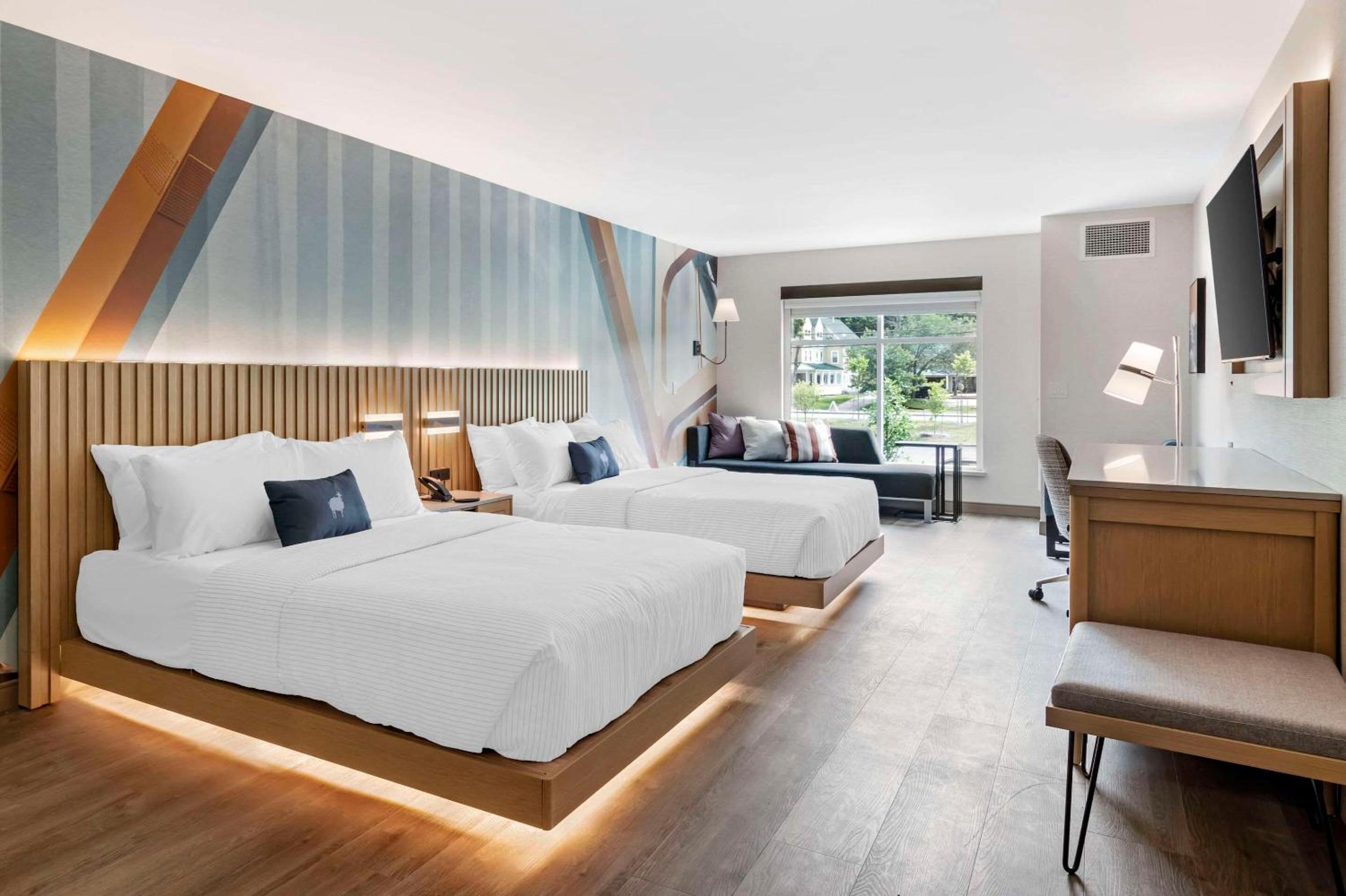 Quadruple Room with Two Queen Beds - Disability Access/Non Smoking - Photo 10