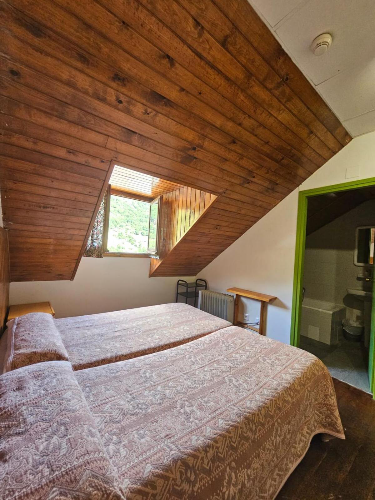 Economy Twin Room - Photo 1
