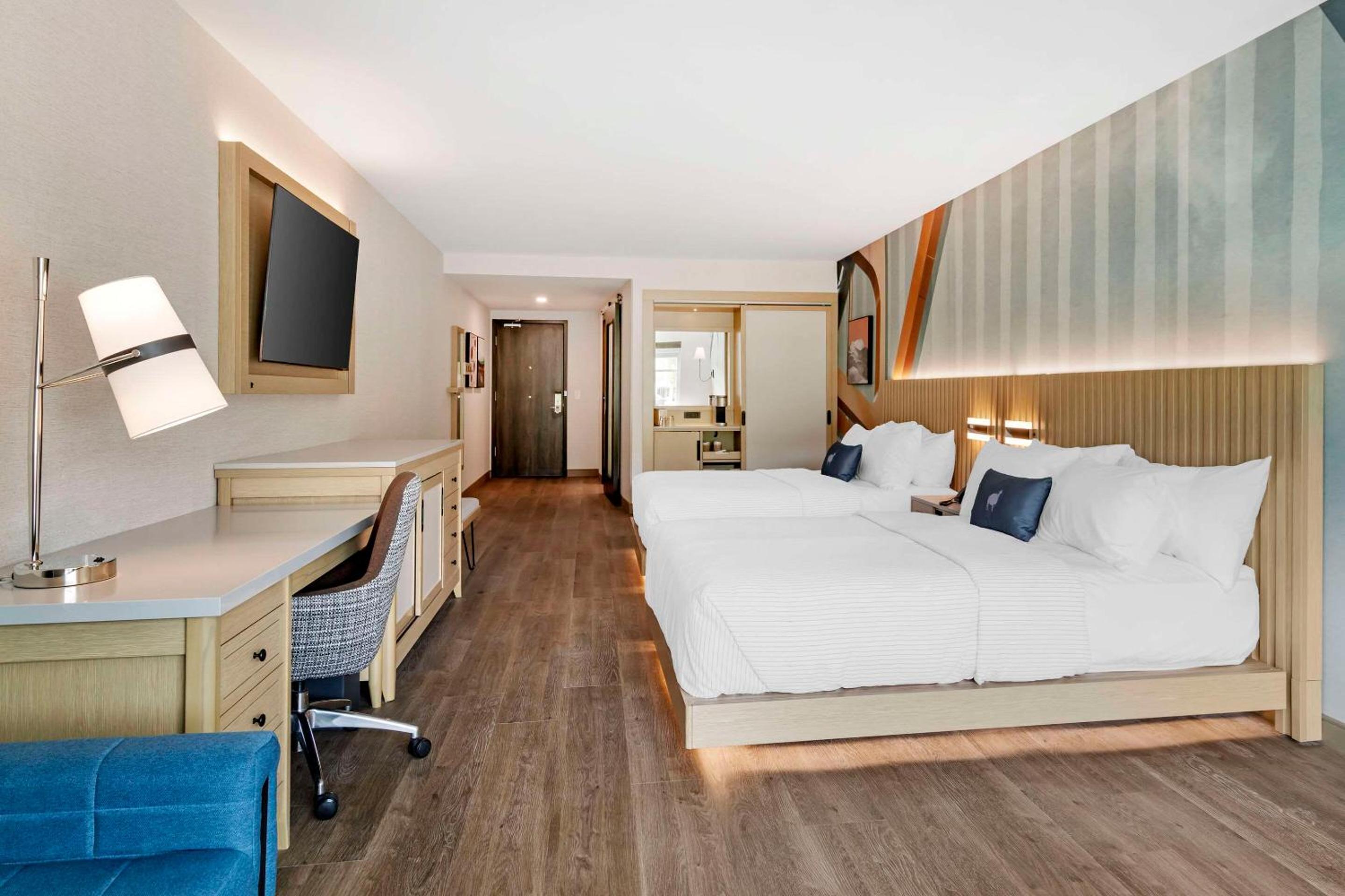 Quadruple Room with Two Queen Beds - Disability Access/Non Smoking - Photo 8