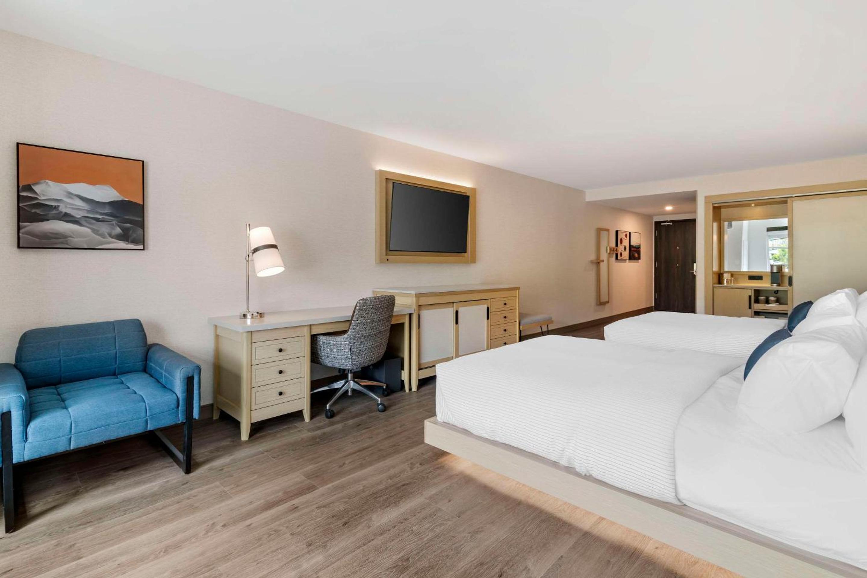 Quadruple Room with Two Queen Beds - Disability Access/Non Smoking - Photo 3