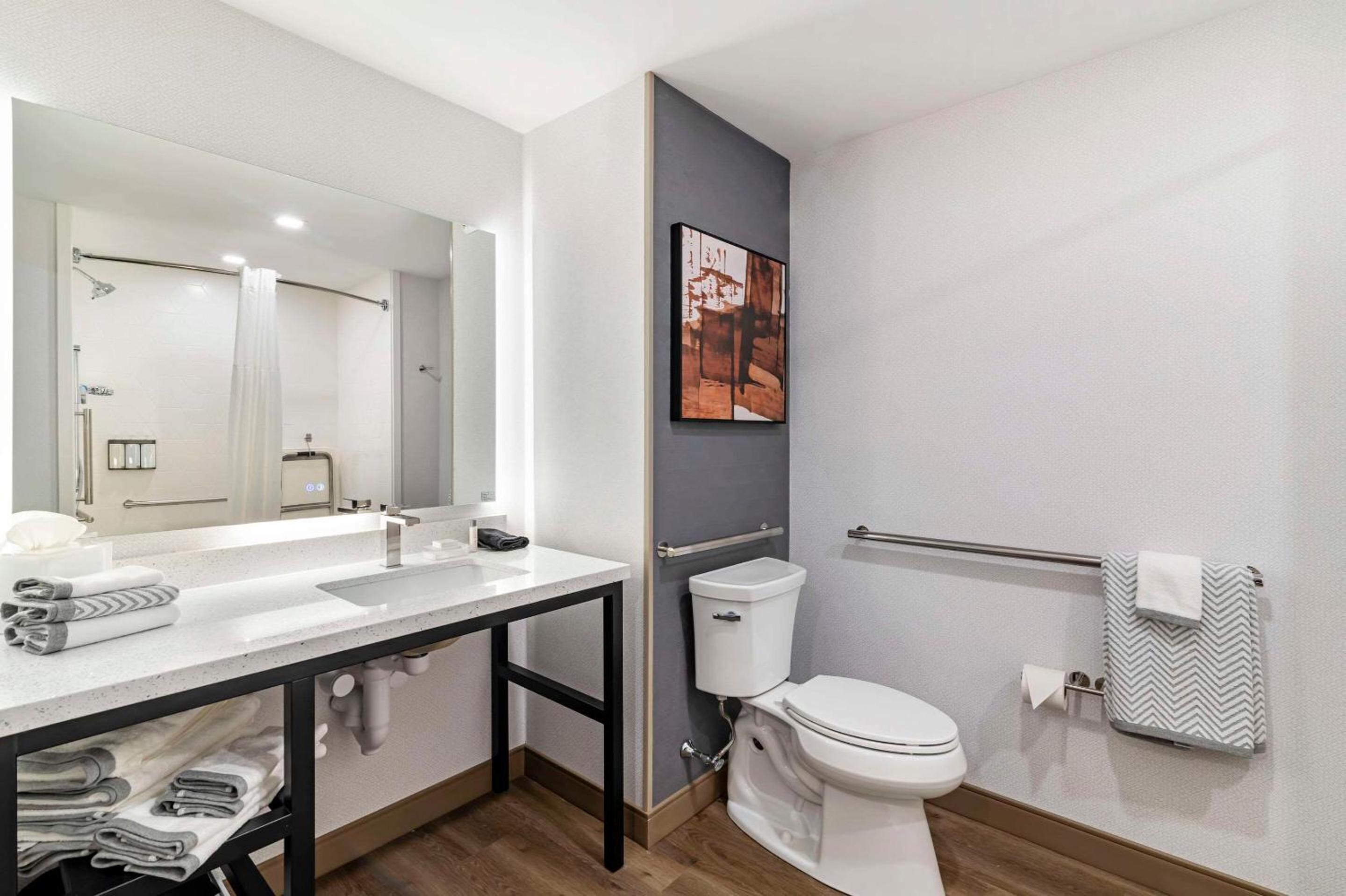 King Room with Roll-In Shower - Disability Access/Non Smoking - Photo 8