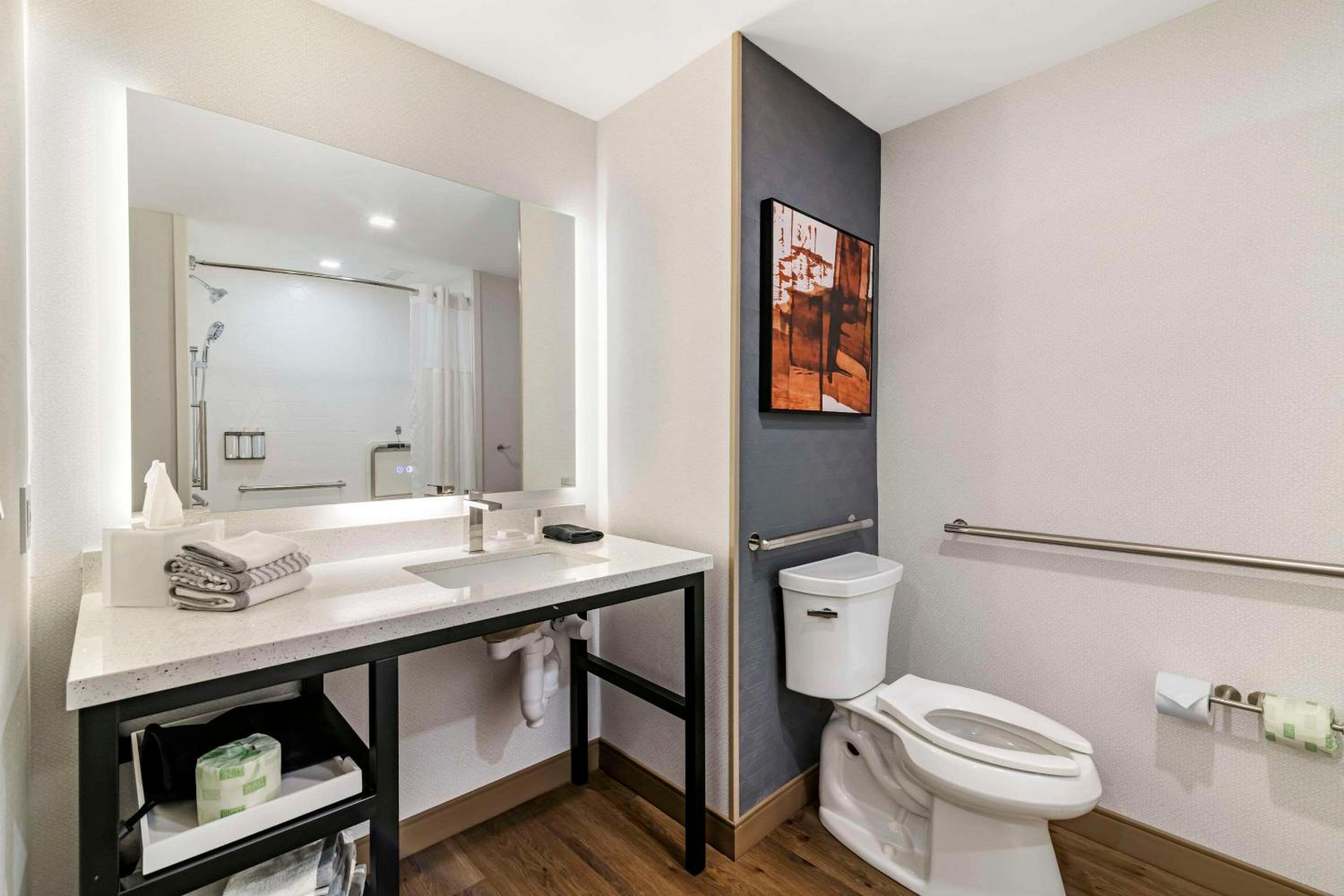 King Room with Roll-In Shower - Disability Access/Non Smoking - Photo 7