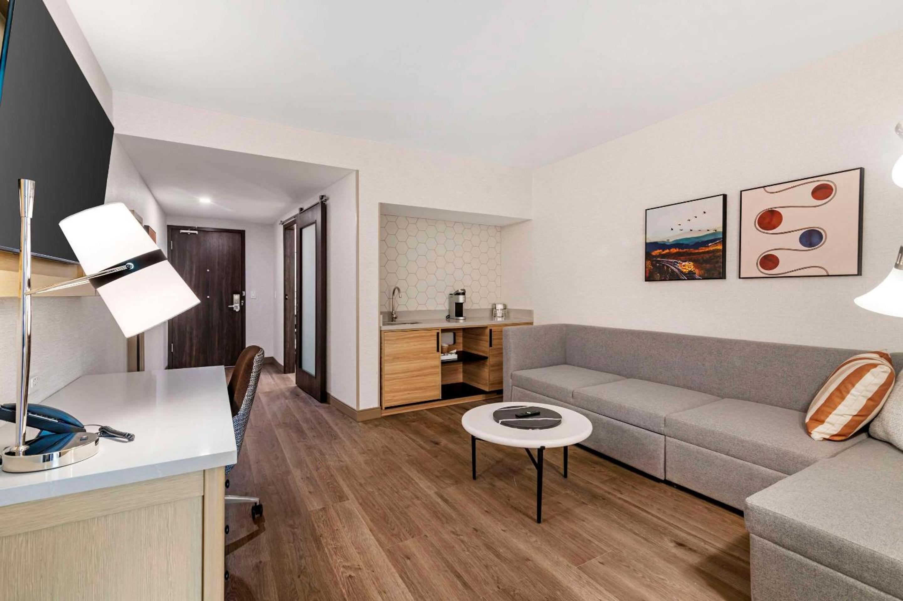 King Suite - Non Smoking - Photo 4